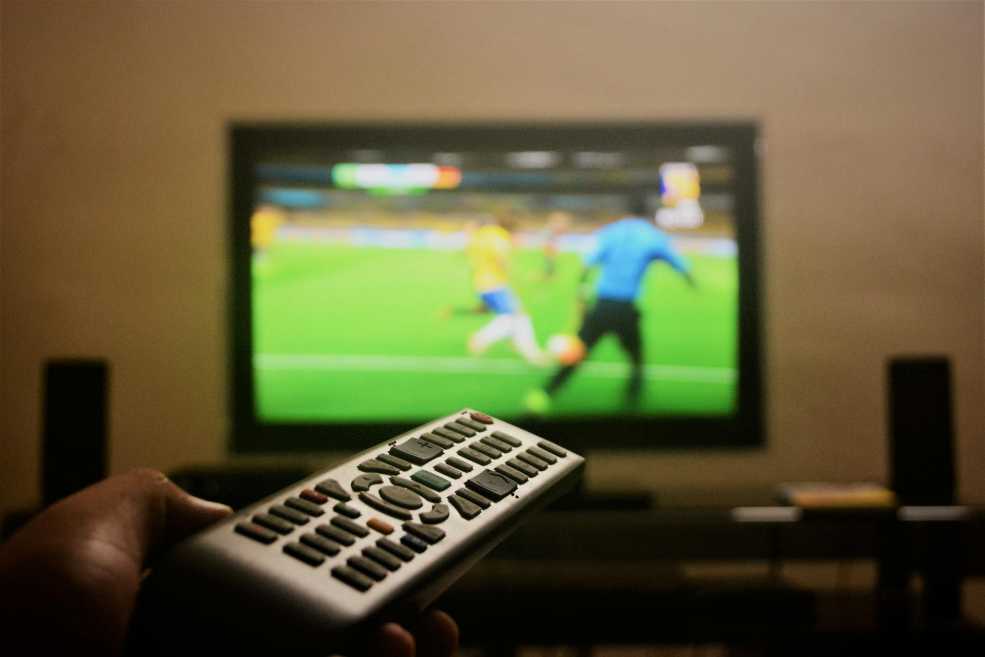 Un homme qui regarde la télévision | Source : Pexels
