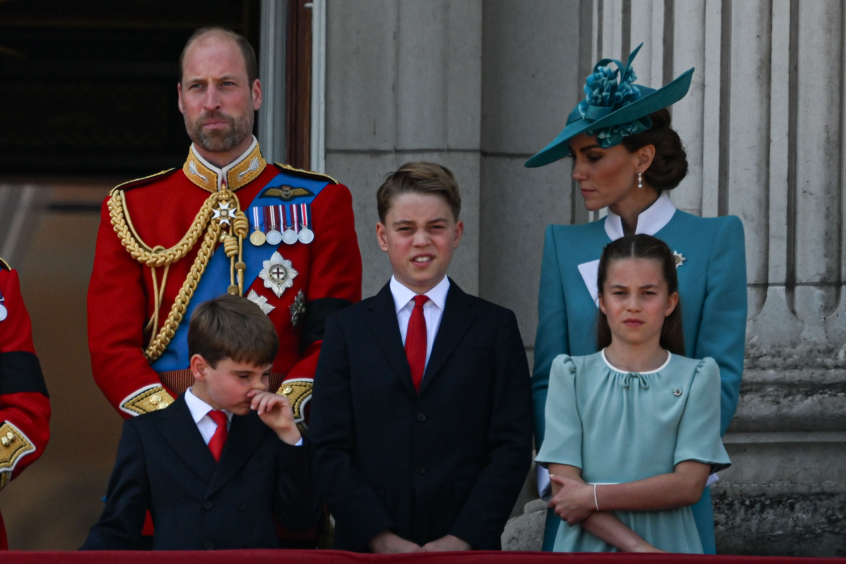 Le prince Louis de Galles est appelé par sa mère Catherine, princesse de Galles, à se mettre au garde-à-vous pour l'hymne national lors du défilé Trooping the Colours| Source : Instagram/theroyalfamily
