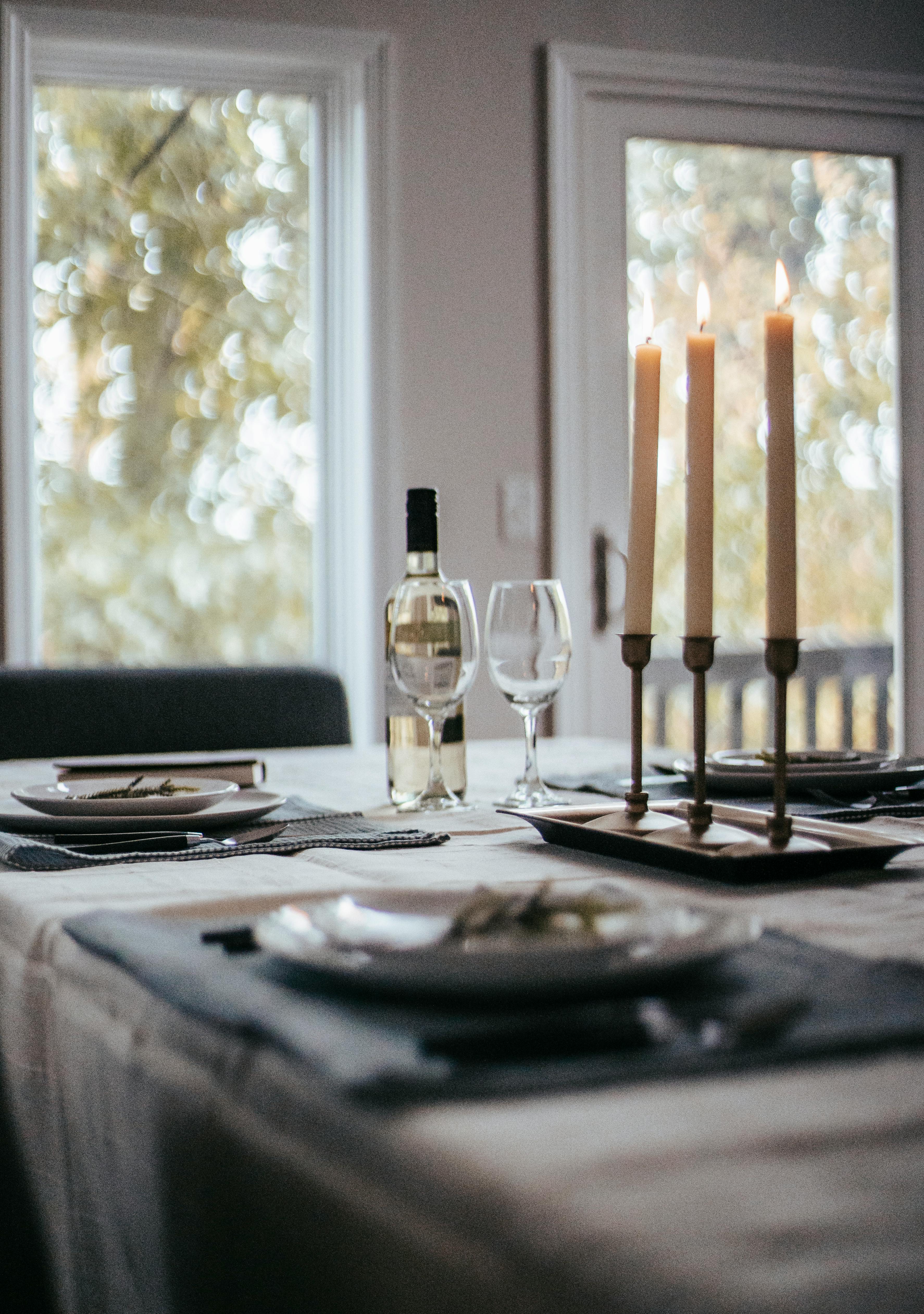 Une table dressée pour le dîner | Source : Pexels