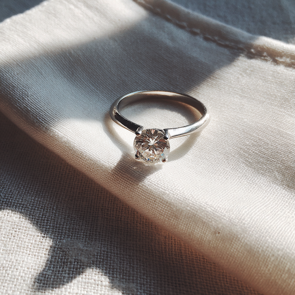 Une bague de fiançailles sur une serviette de table | Source : Midjourney