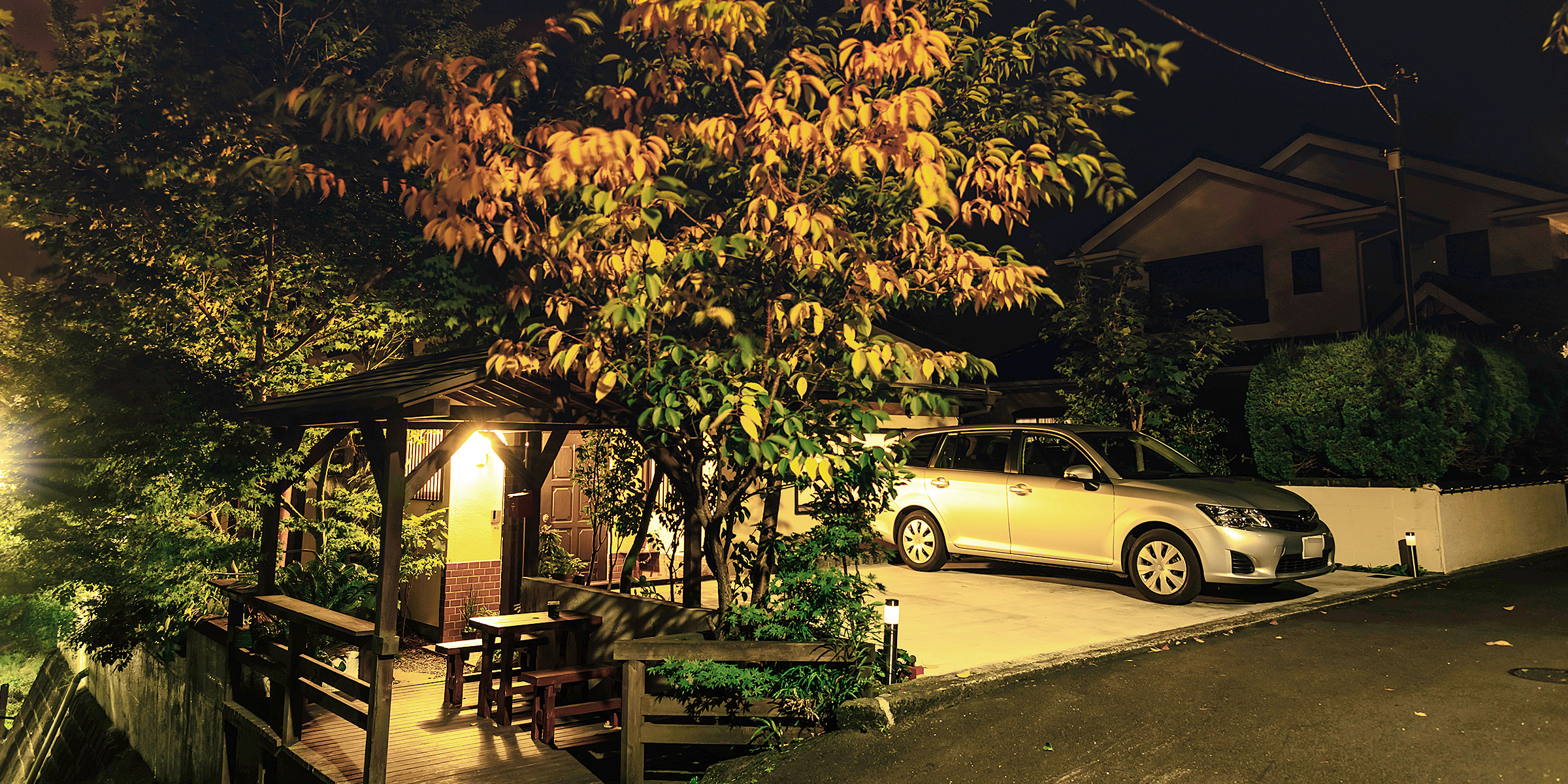 Une voiture garée devant une maison la nuit | Source : Shutterstock