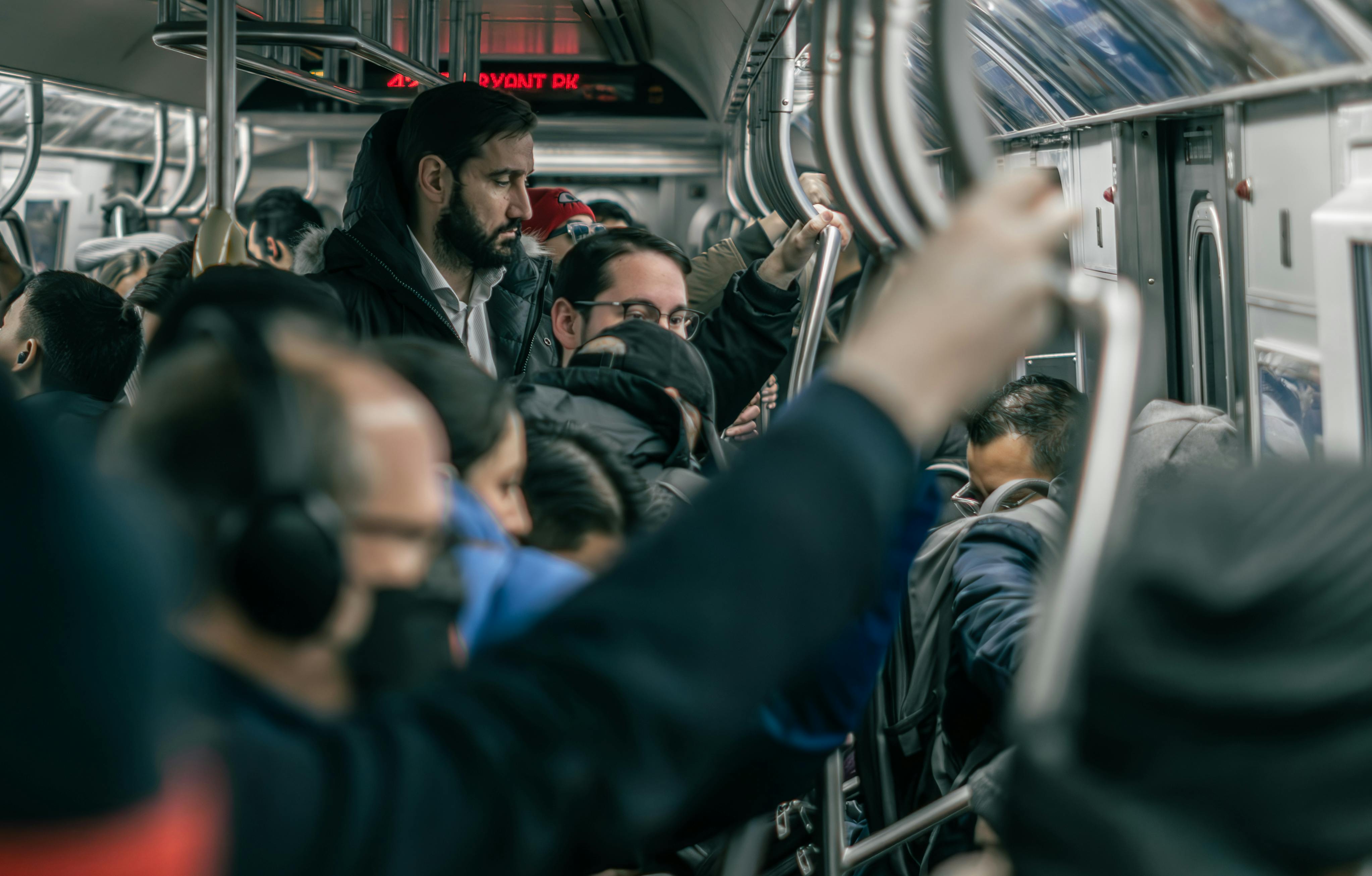Des gens dans un bus bondé | Source : Pexels
