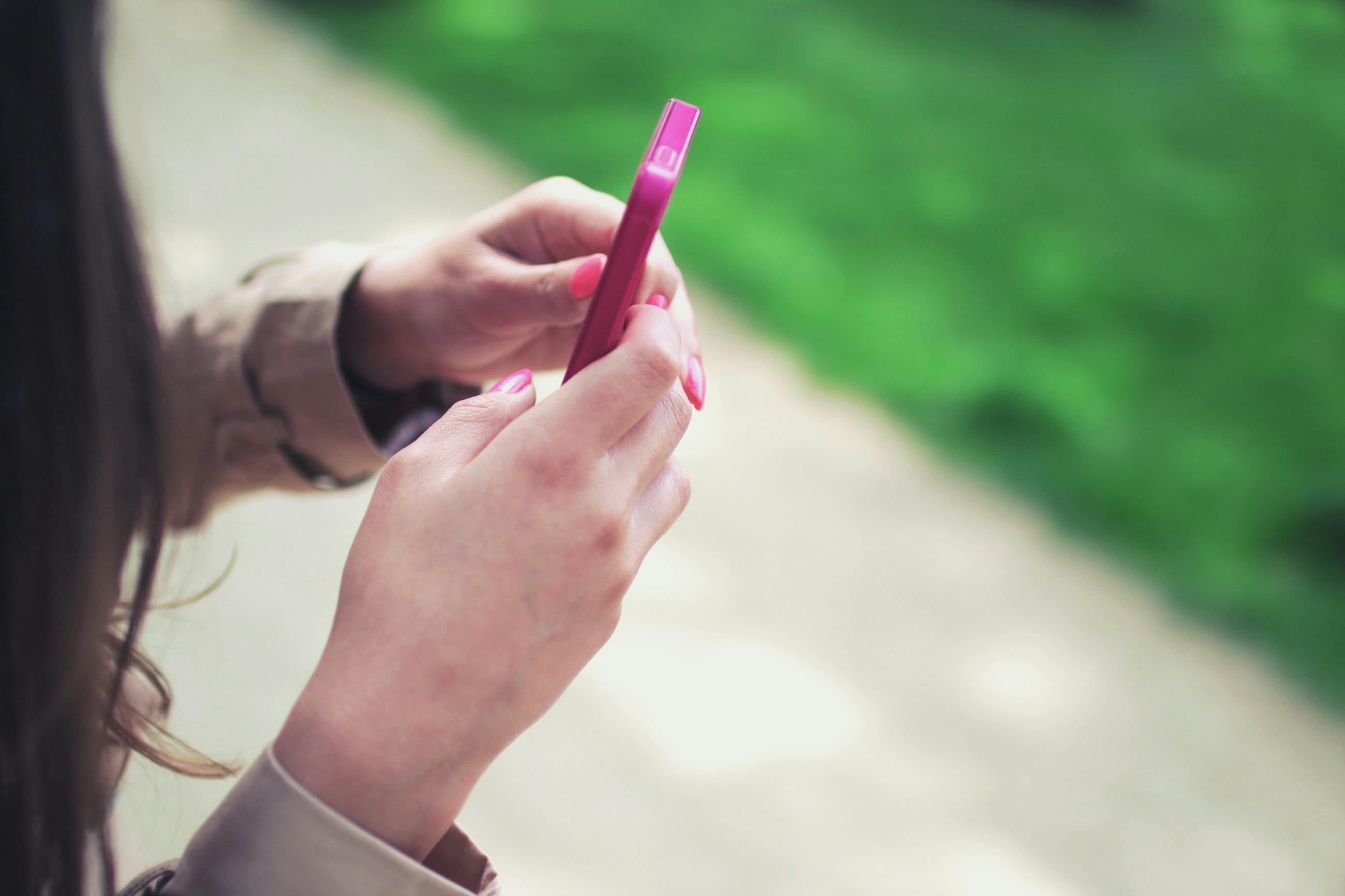 Main de femme tenant un smartphone | Source : Pexels
