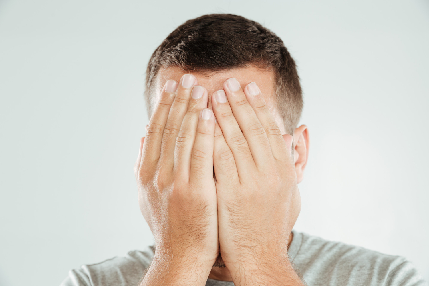 Un homme se couvrant le visage | Source : Freepik