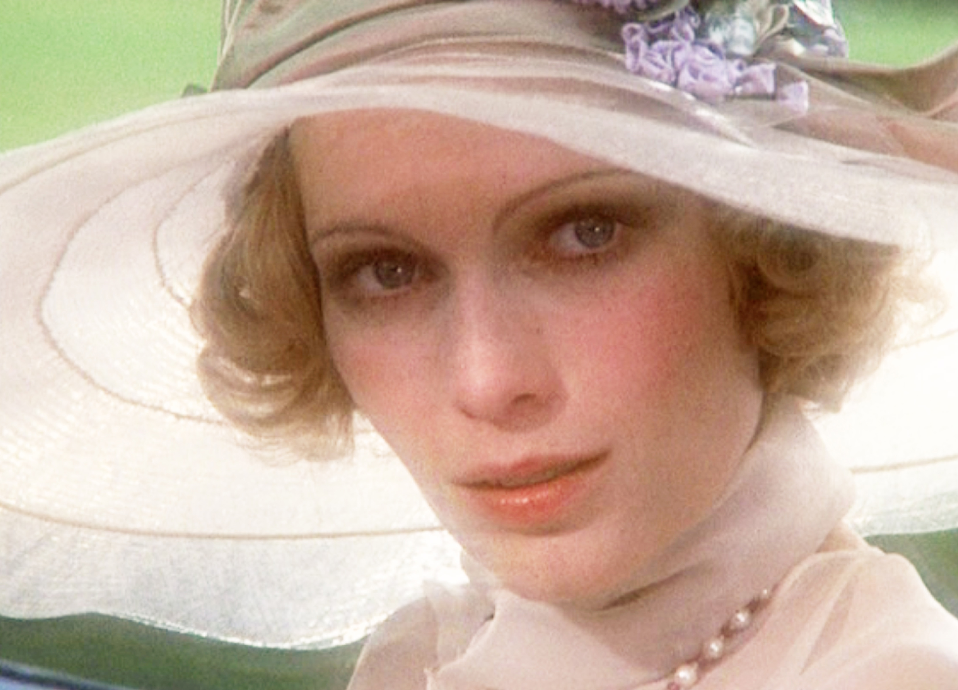Mia Farrow dans le rôle de Daisy Buchanan de « The Great Gatsby, » circa 1973 | Source: Getty Images