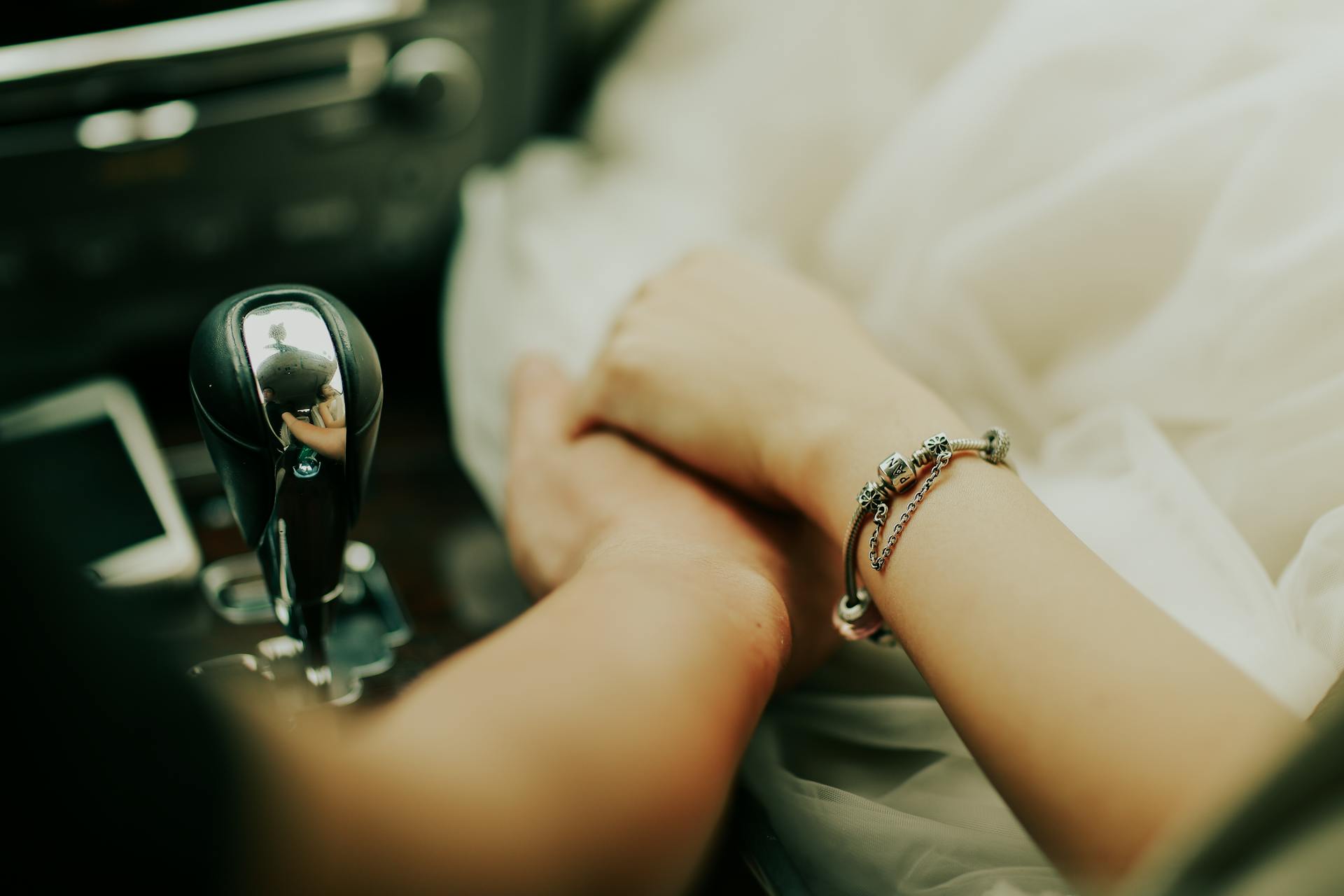 Un couple se tenant par la main dans une voiture | Source : Pexels