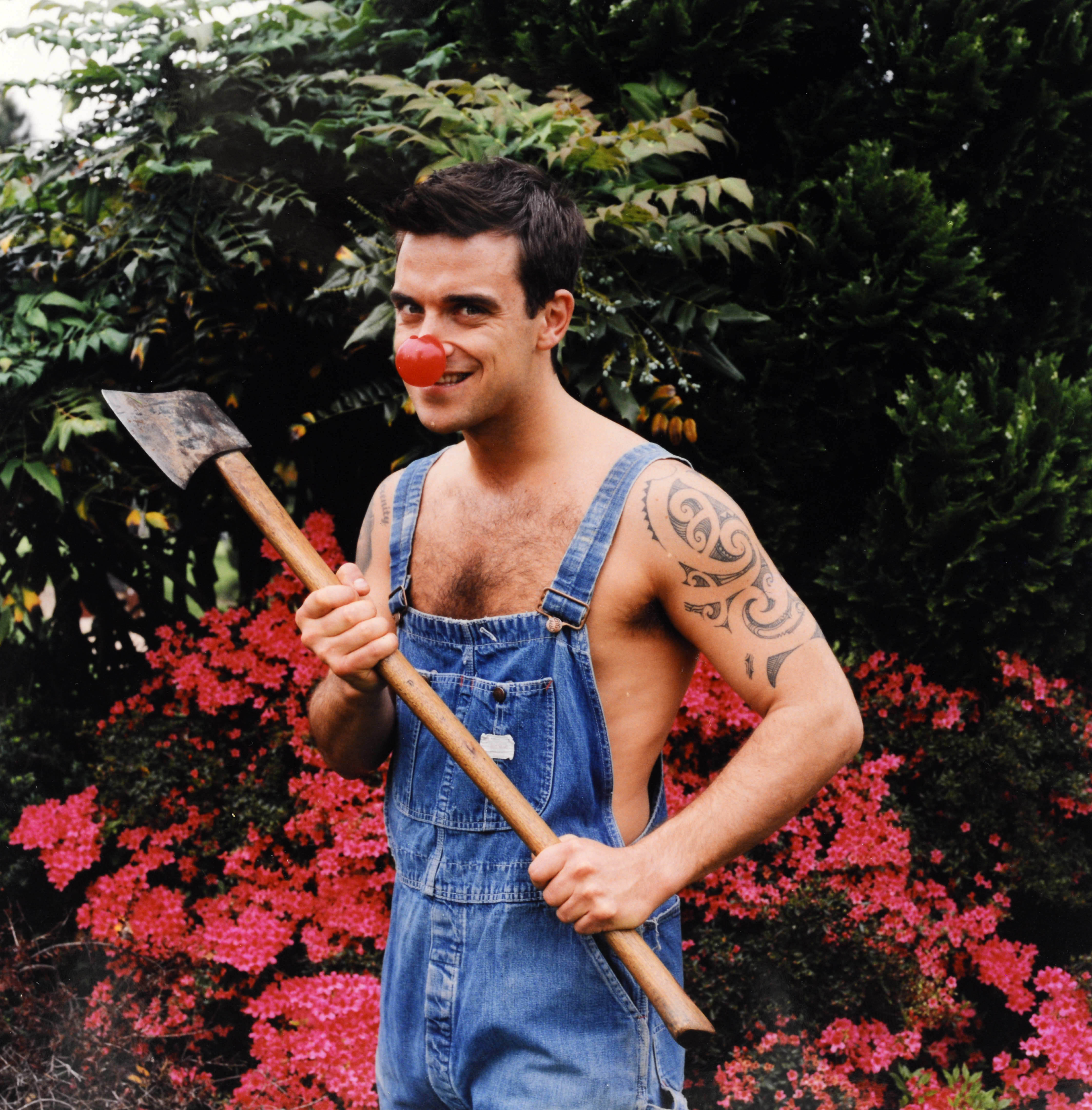 Robbie Williams apparaît dans son personnage lors d'un épisode spécial de « The Fast Show » consacré au Red Nose Day en 2001. Vêtu d'une salopette en jean, d'un nez de clown et tenant une pelle, son apparition met en avant son esprit espiègle et son soutien aux efforts de collecte de fonds de Comic Relief.