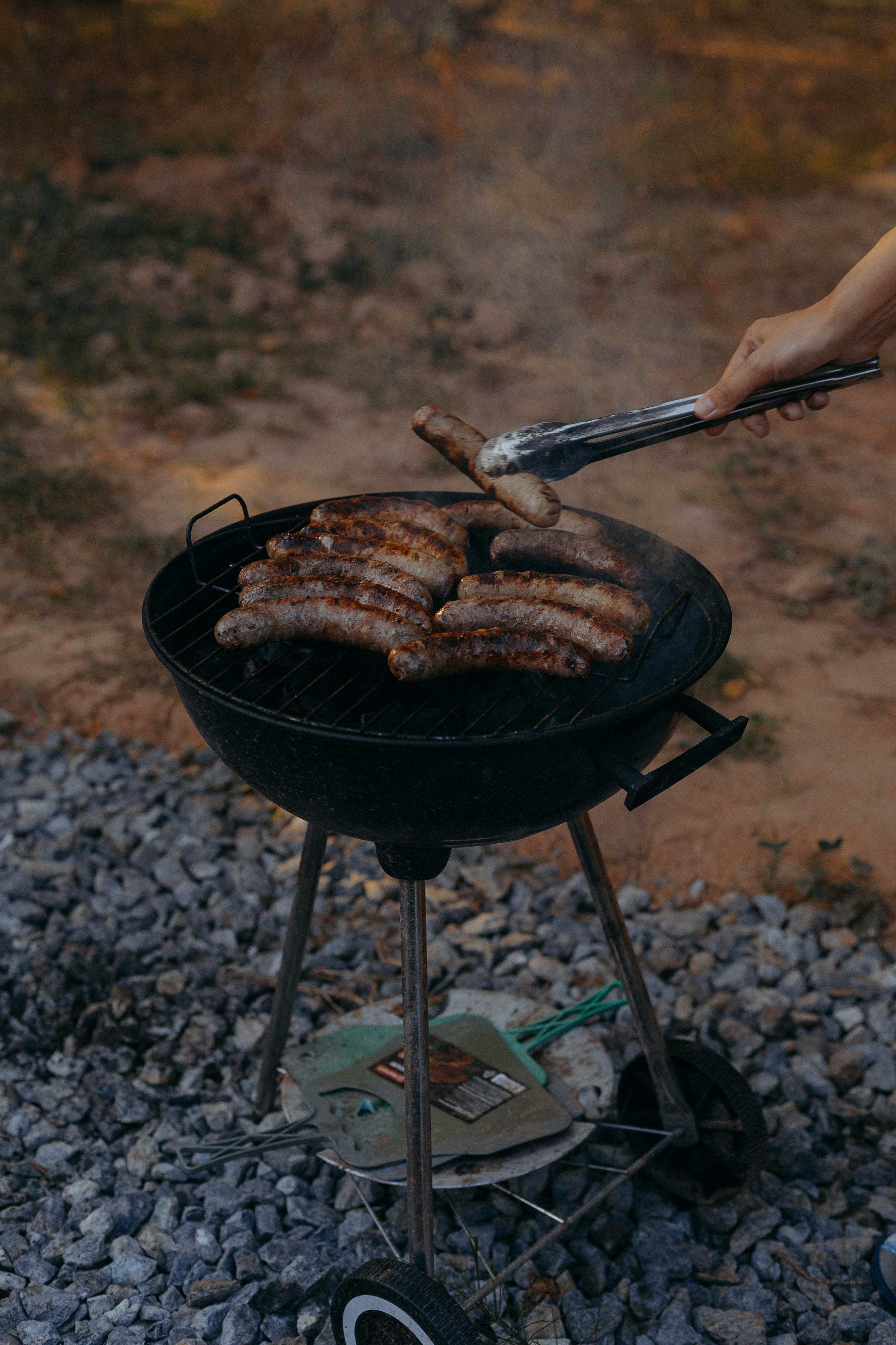Quelqu'un qui fait griller des saucisses | Source : Pexels