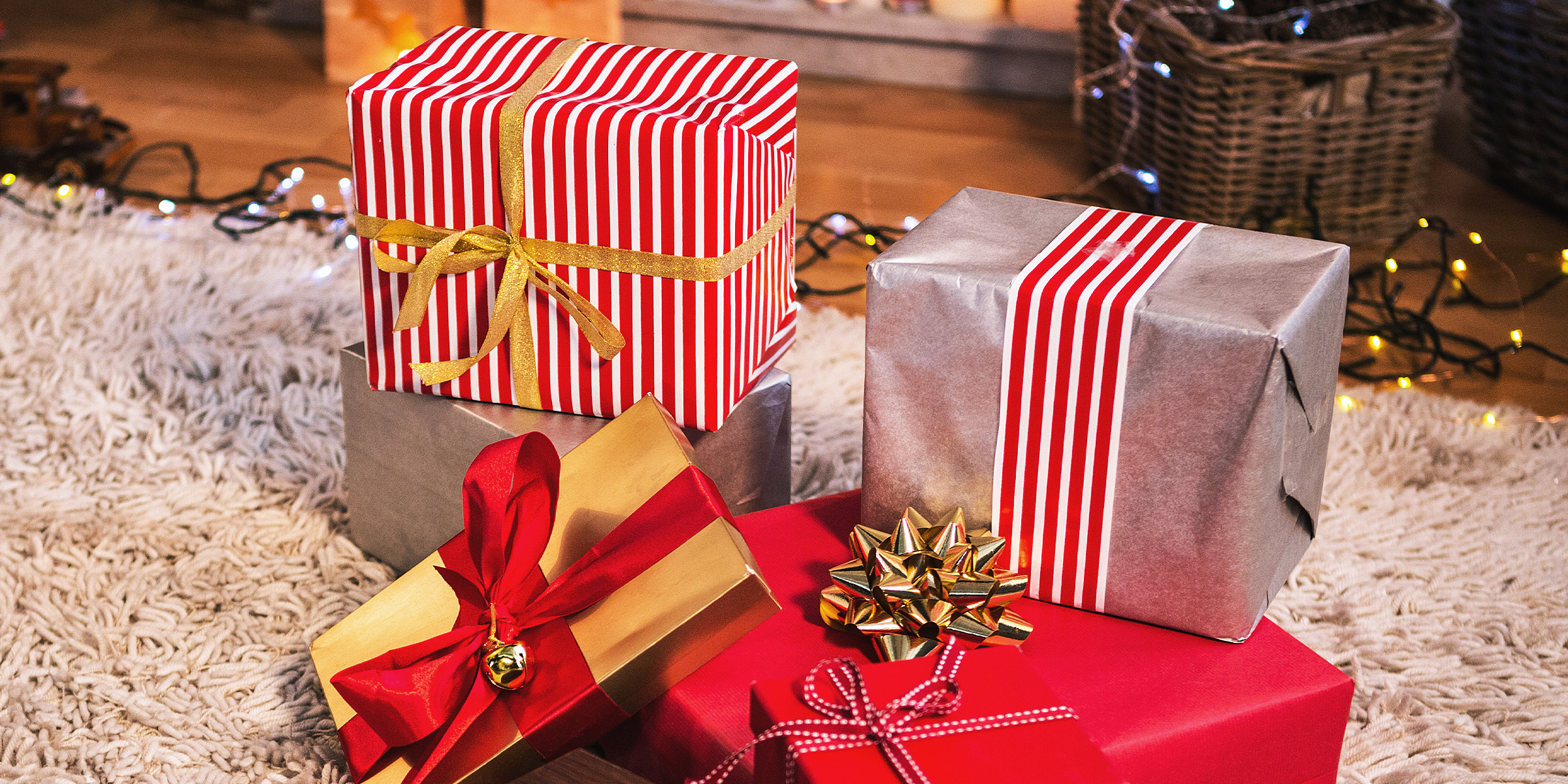 Une pile de cadeaux emballés | Source : Freepik