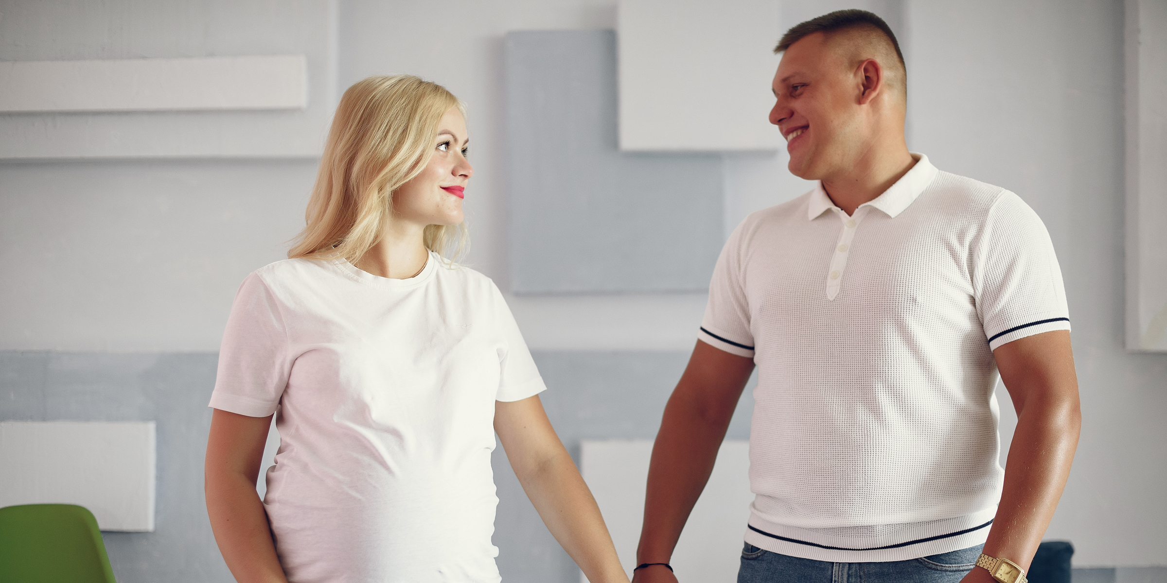 Un couple heureux se tenant par la main | Source : Freepik