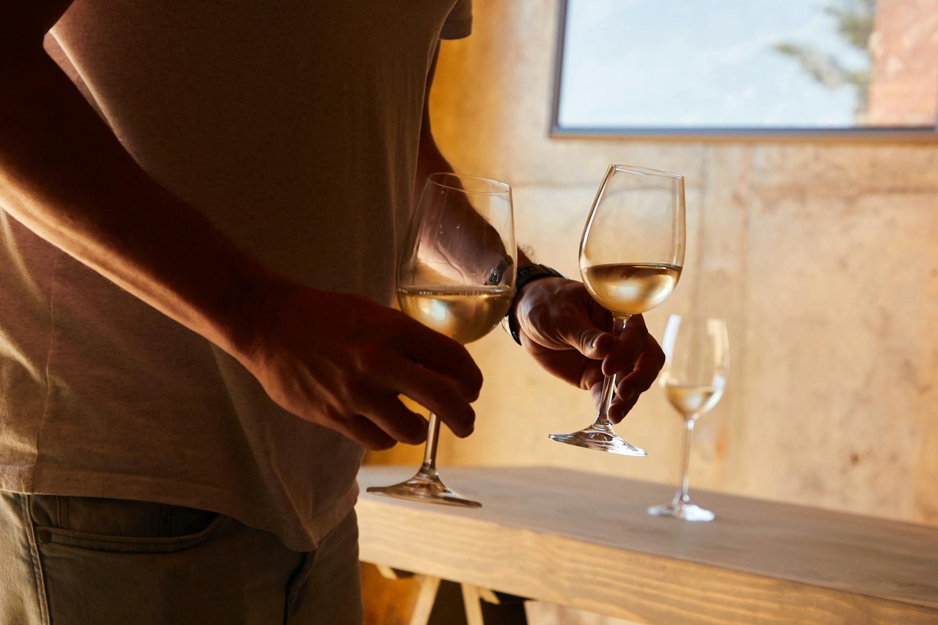 Un homme tenant des verres de vin | Source : Pexels