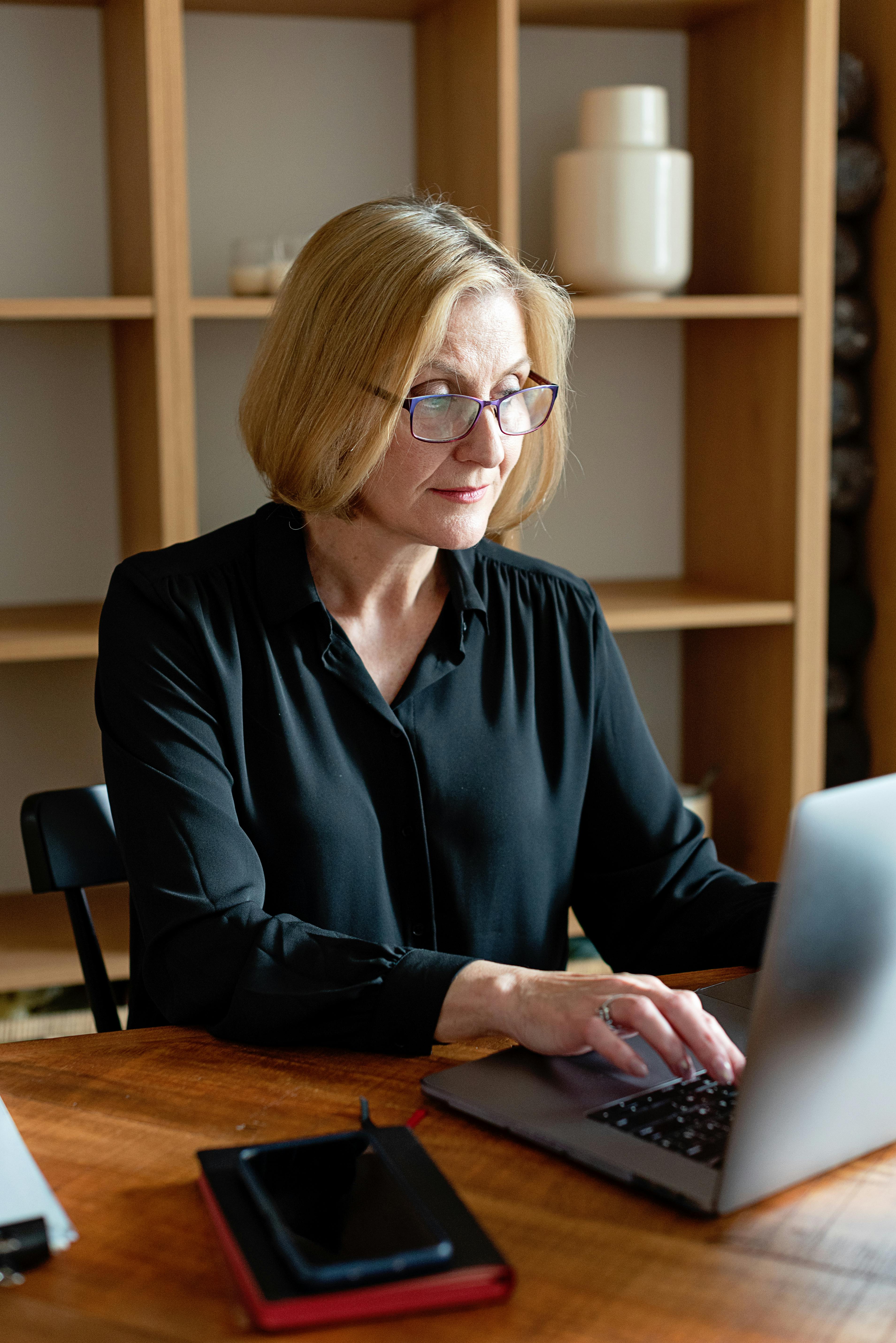Une femme occupée à travailler | Source : Pexels