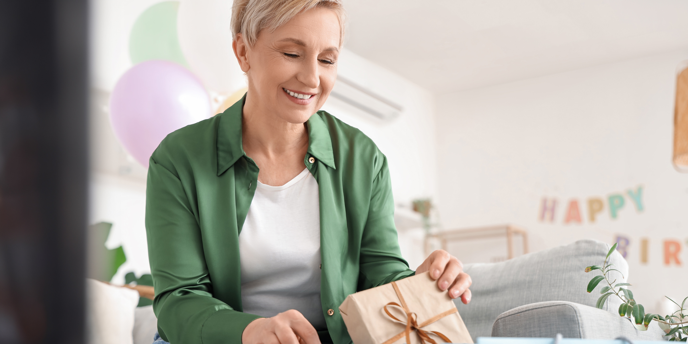 Une femme tenant un paquet cadeau | Source : Shutterstock