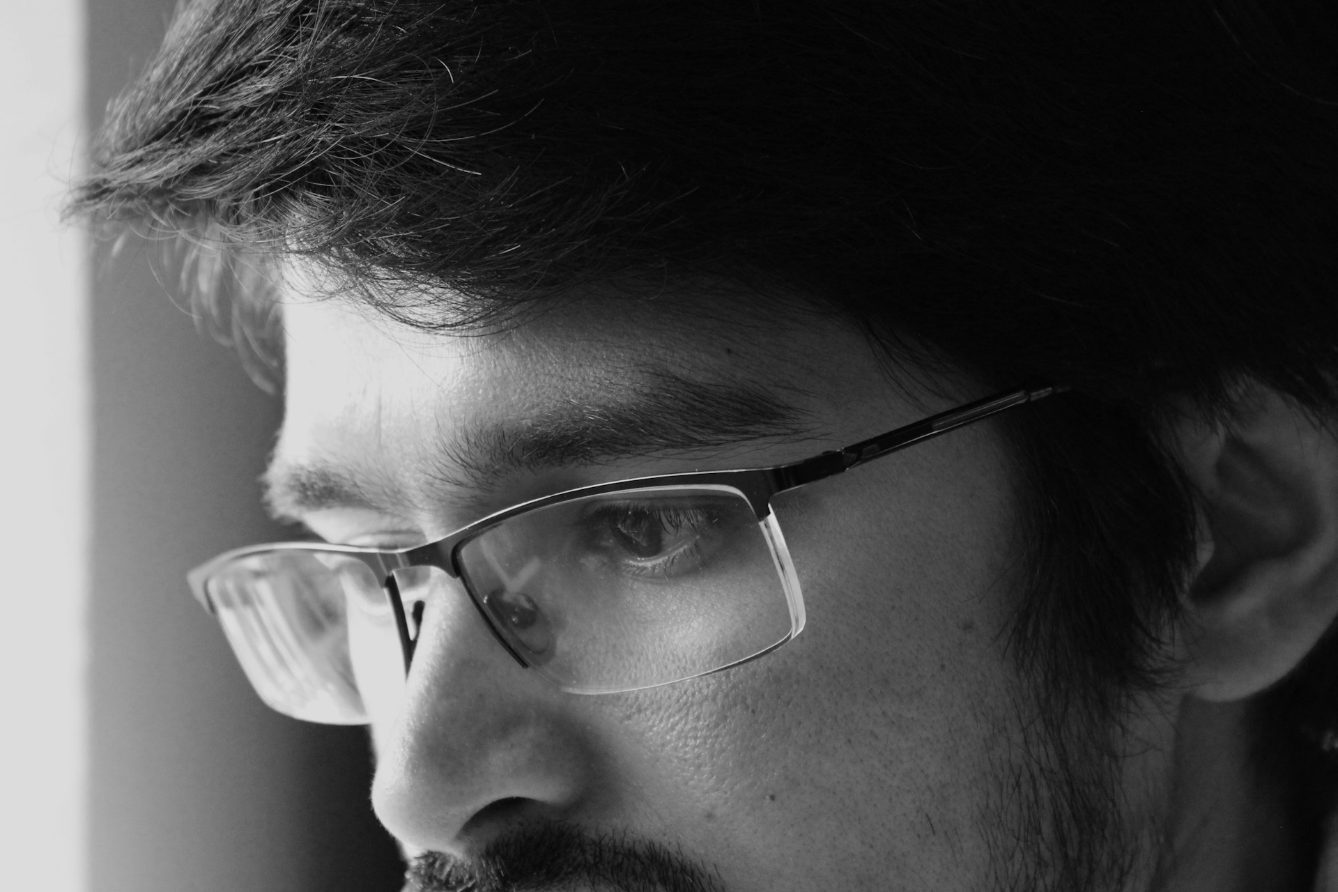 Un homme au regard triste et pensif | Source : Unsplash