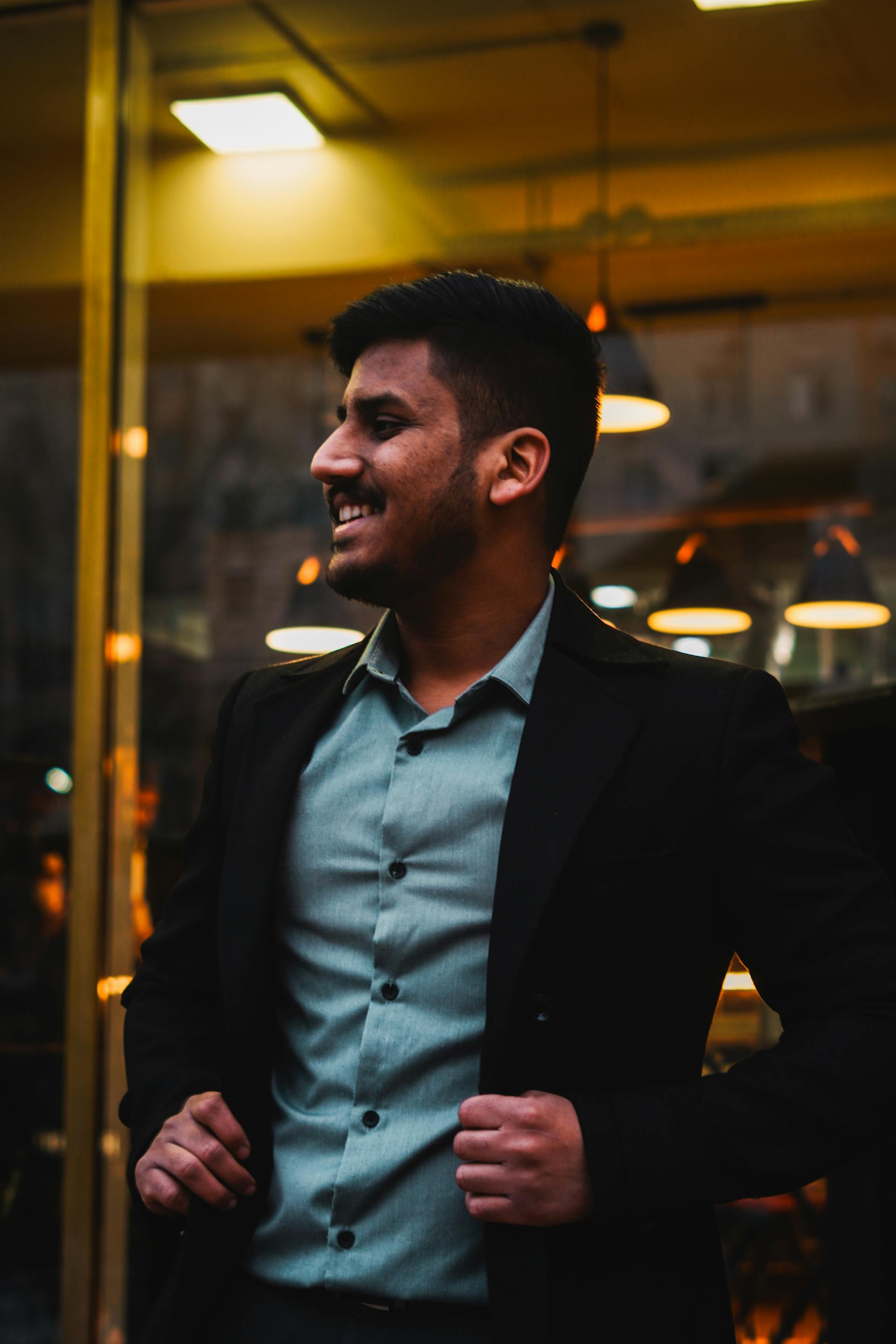 Un homme dans un restaurant | Source : Pexels
