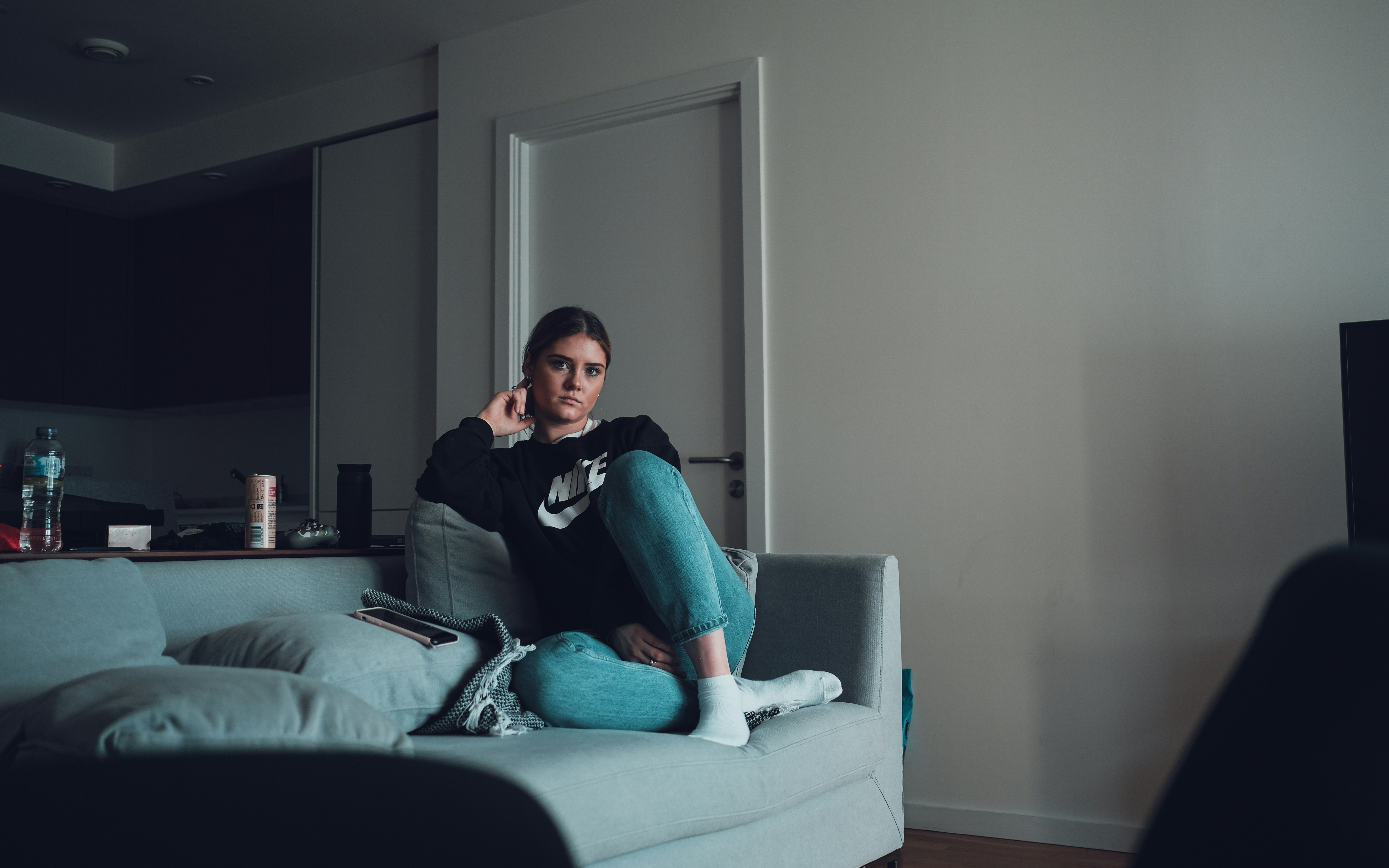 Une femme assise sur un canapé | Source : Unsplash