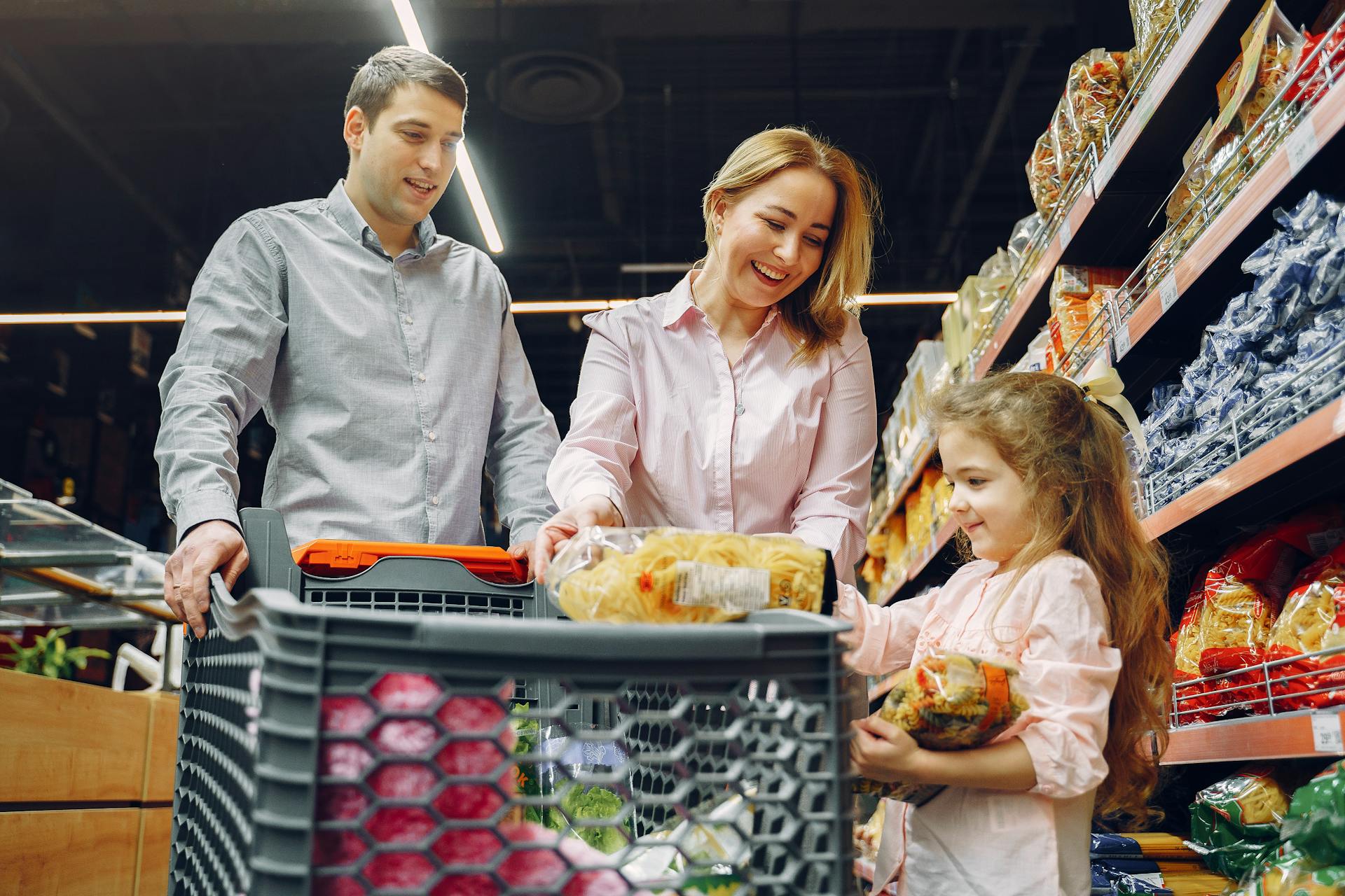 Une famille faisant ses courses | Source : Pexels