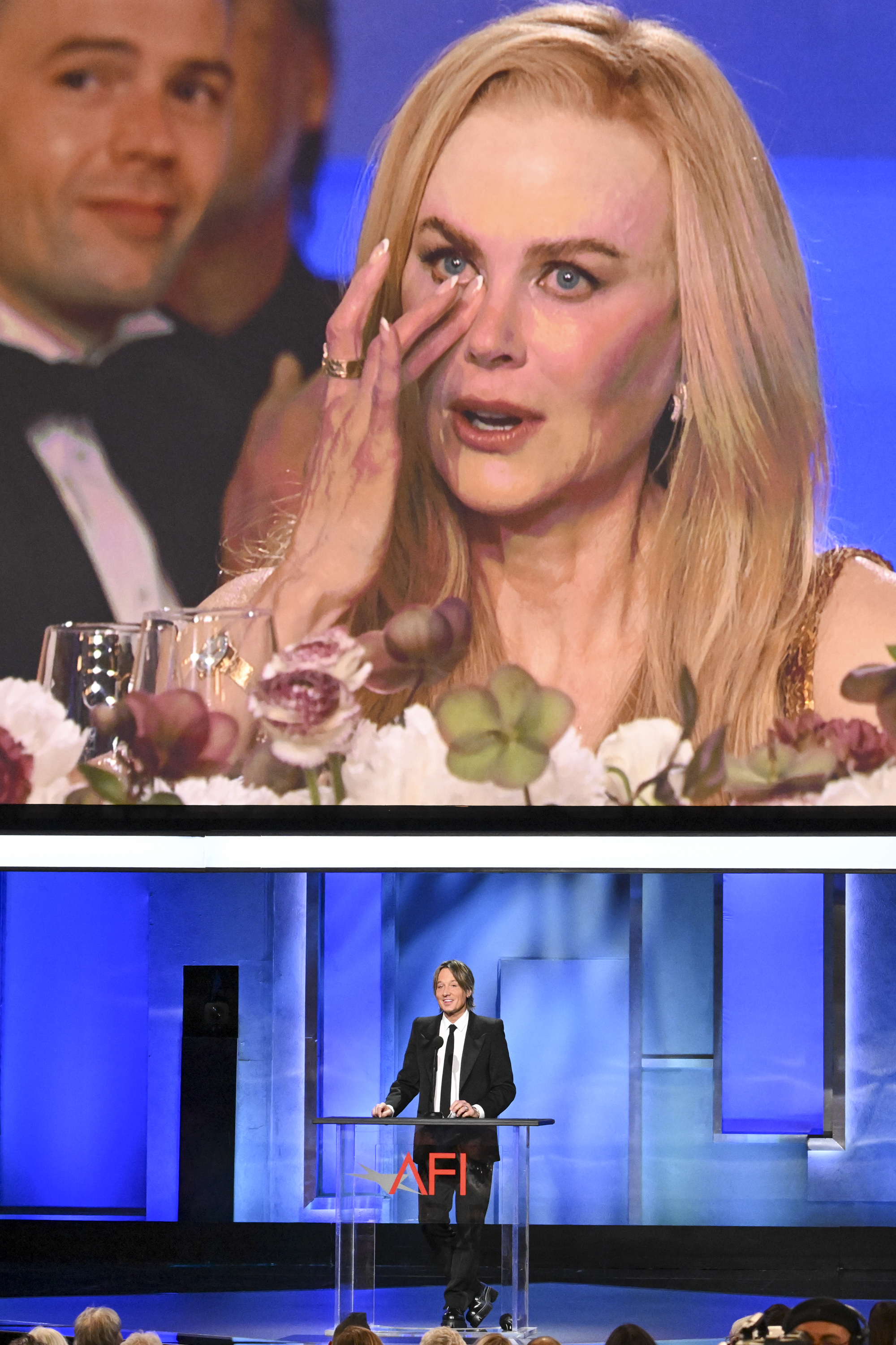 Nicole Kidman à l'écran tandis que Keith Urban s'exprime sur scène lors de la cérémonie de remise du prix AFI Life Achievement Award en son honneur, le 27 avril 2024, à Los Angeles, en Californie. | Source : Getty Images