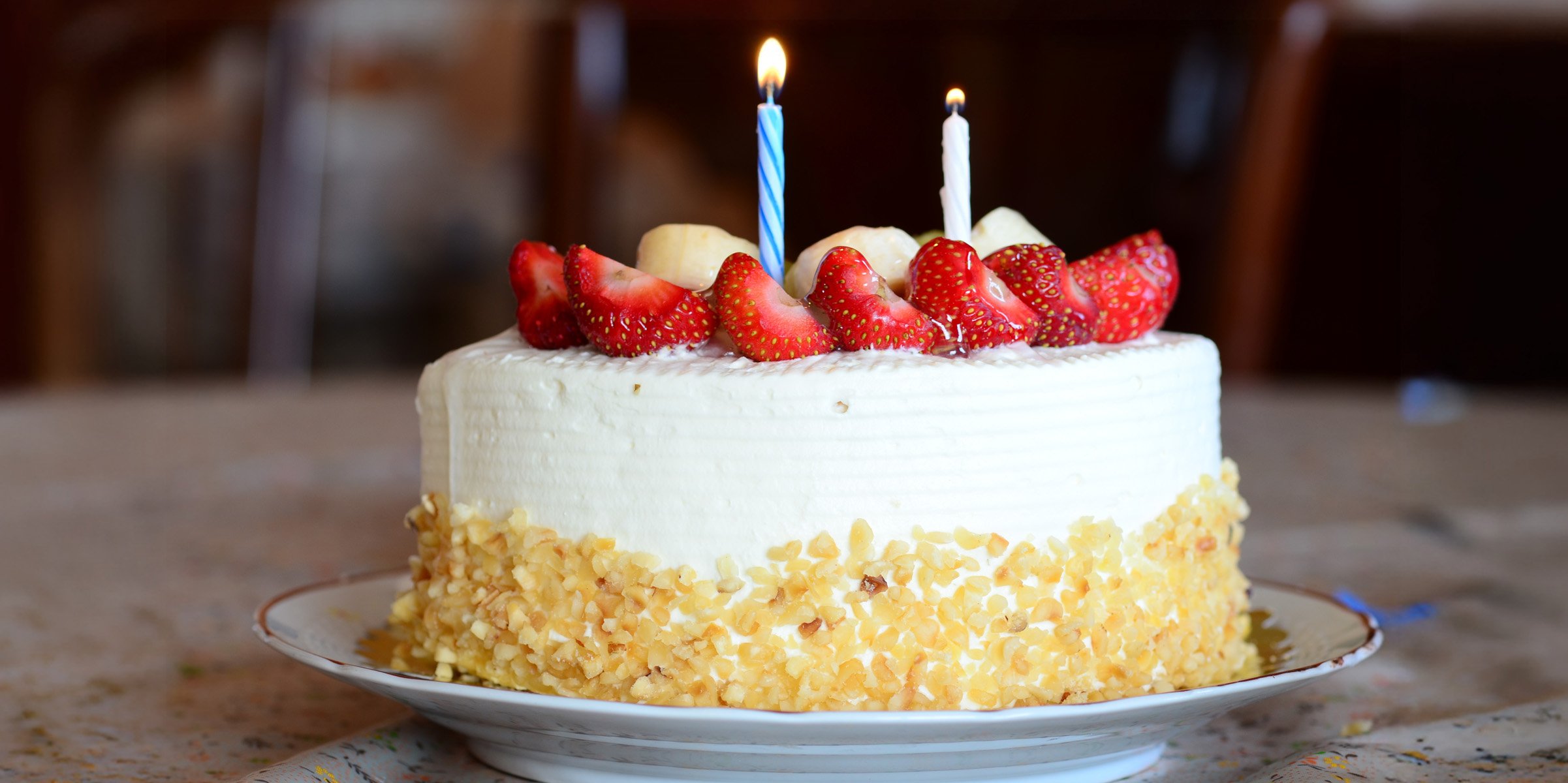 Un gâteau avec des bougies d'anniversaire | Source : Shutterstock