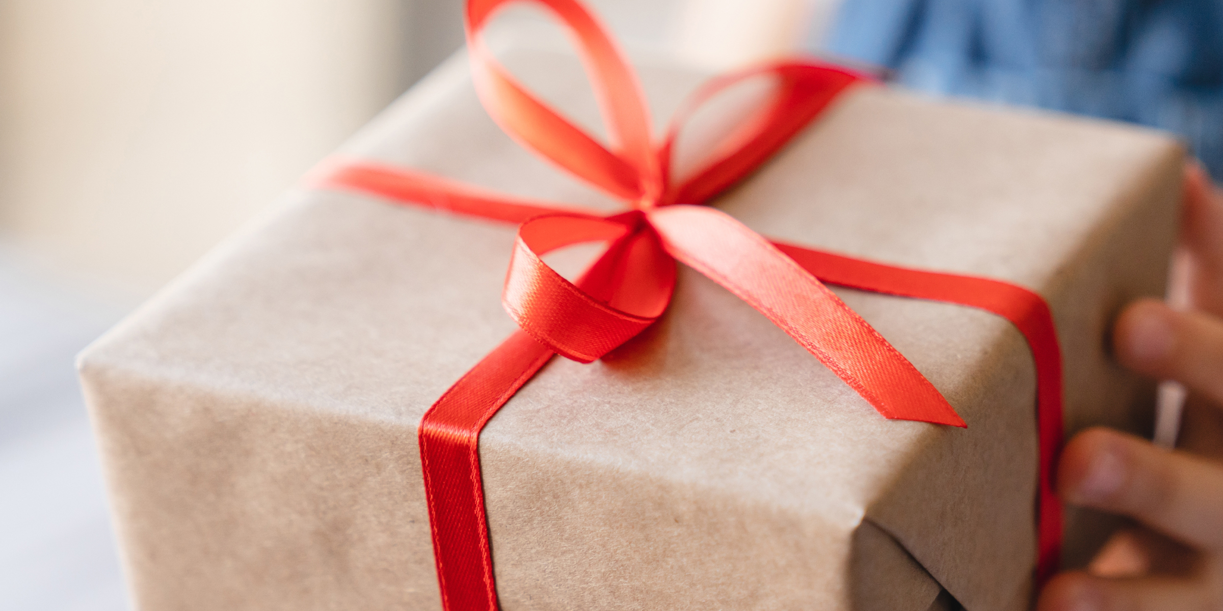 Une photo en gros plan d'un cadeau | Source : Shutterstock