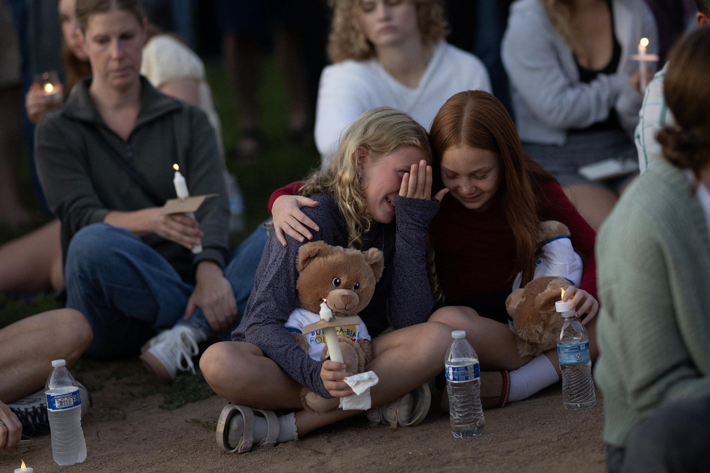 Des personnes participent à une veillée au Lynnhurst Park pour pleurer les morts et prier pour les blessés après que le tireur a ouvert le feu sur des étudiants à l'église catholique Annunciation, le 27 août 2025, à Minneapolis, dans le Minnesota. | Source : Getty Images