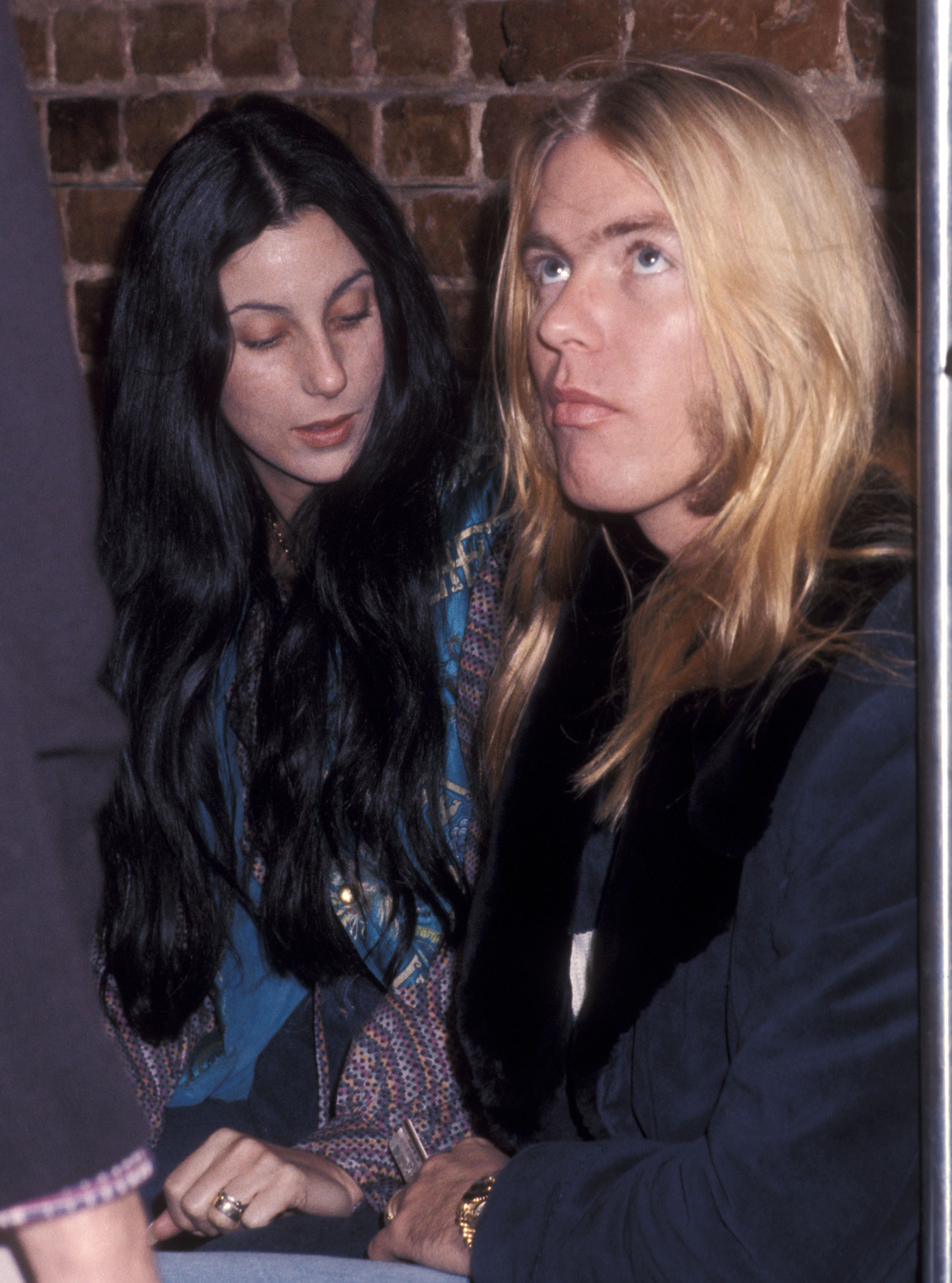 Cher et Gregg Allman font du shopping sur Wisconsin Avenue à Washington, DC, le 21 janvier 1977. | Source : Getty Images