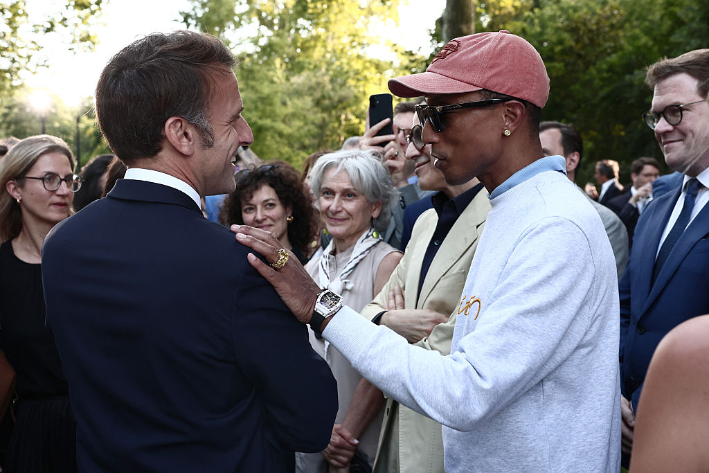 Le président français Emmanuel Macron s'entretient avec l'auteur-compositeur-interprète, Pharrell Williams avant de prononcer un discours à l'occasion de la "France Music Week", en amont de la Fête de la Musique, à l'Élysée, à Paris, le 20 juin 2025. | Source : Getty Images