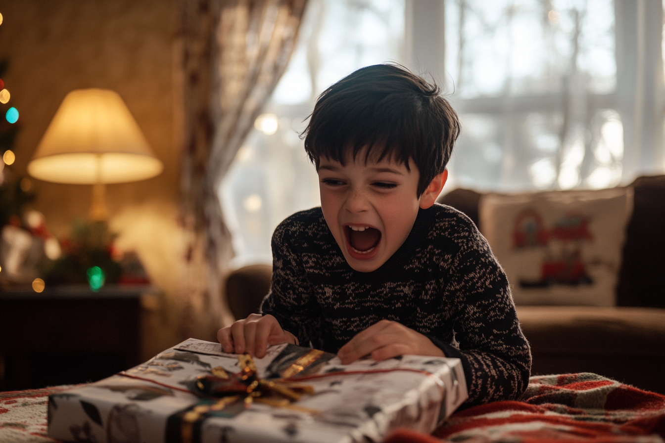 Un garçon déballe ses cadeaux de Noël | Source : Midjourney