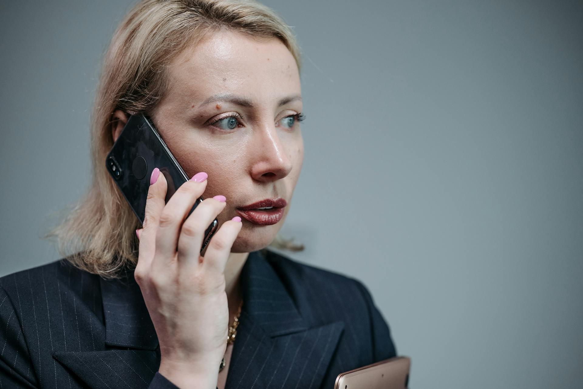 Une femme qui parle au téléphone | Source : Pexels