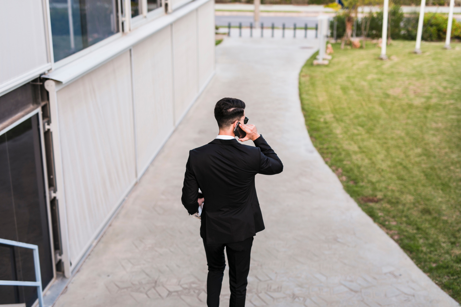Un homme qui parle au téléphone | Source : Freepik