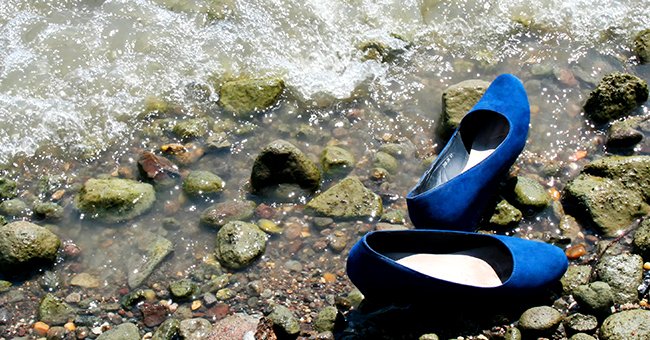 Des chaussures au bord d'une rivière | Source : Shutterstock