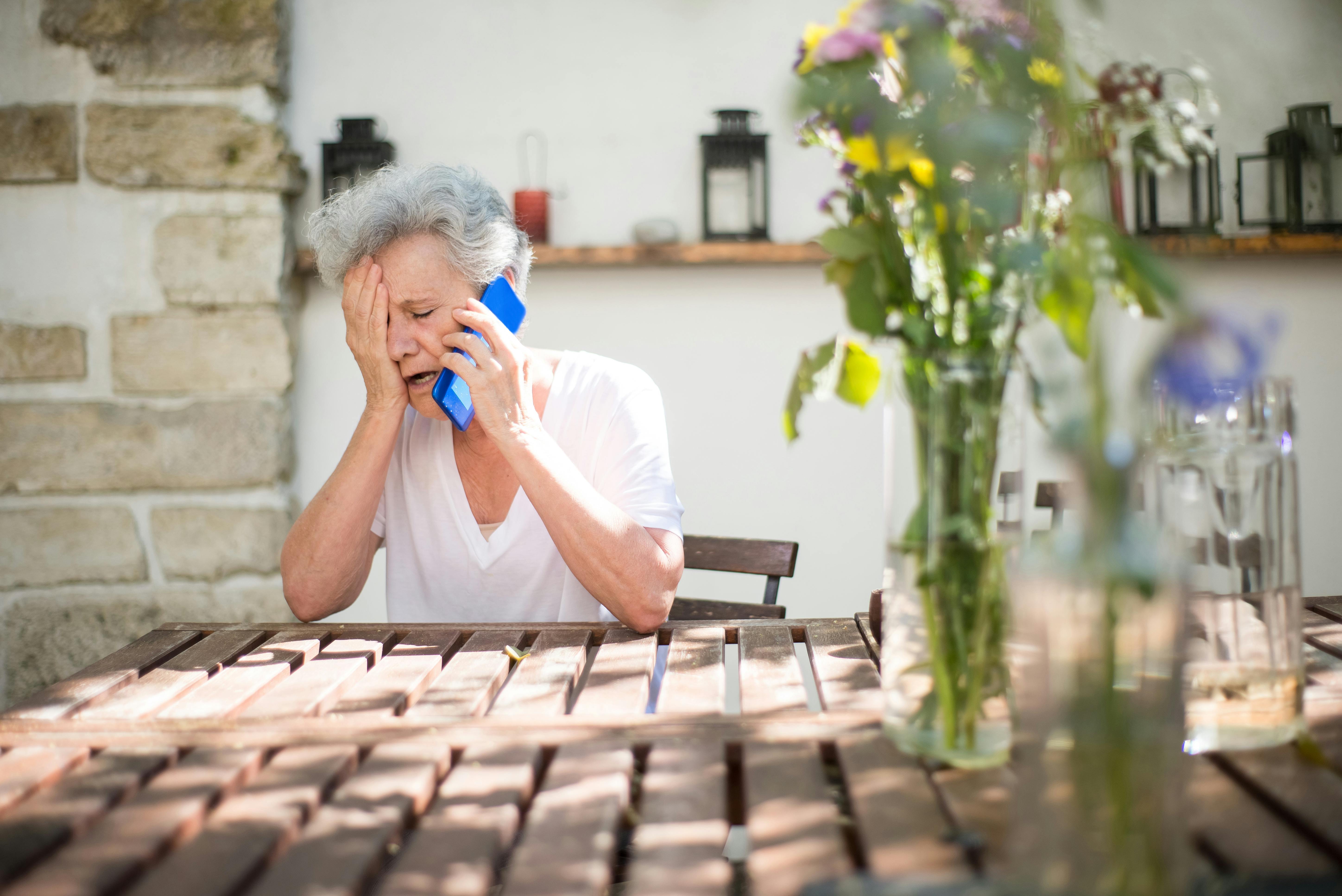 Une femme âgée bouleversée au téléphone | Source : Pexels