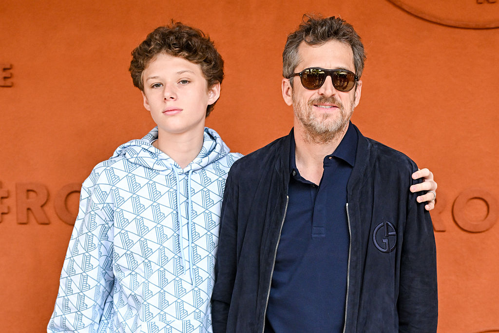 PARIS, FRANCE - 08 JUIN : Marcel Canet et Guillaume Canet assistent aux Internationaux de France 2025 à Roland Garros le 08 juin 2025 à Paris, France. (Photo par Stephane Cardinale - Corbis/Corbis via Getty Images)
