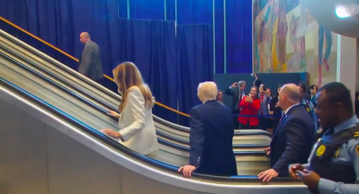 Melania Trump commence à monter l'escalator avant que Donald Trump ne la suive. | Source : X/@Cachoperiodista