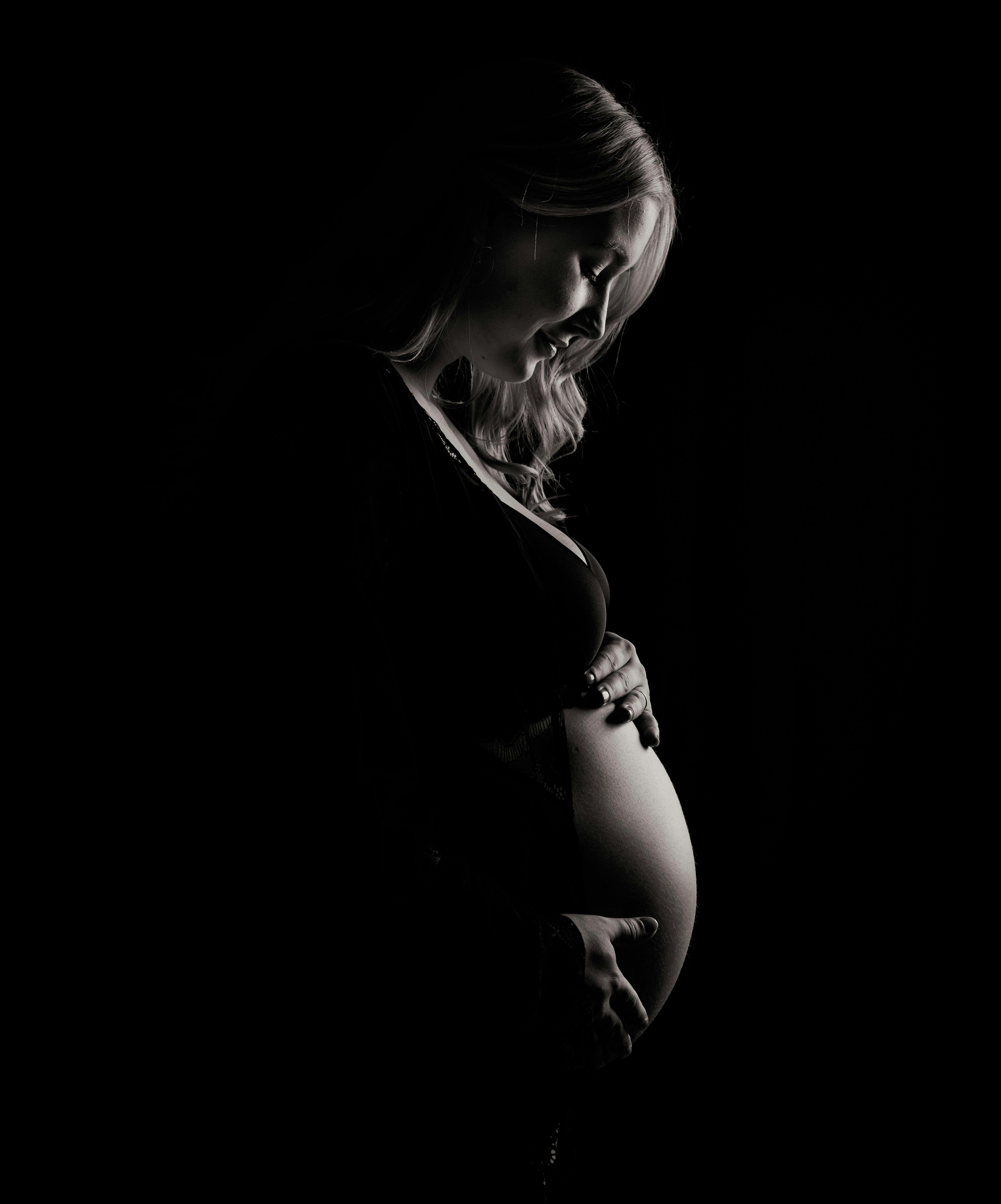 Silhouette of a pregnant woman | Source: Pexels