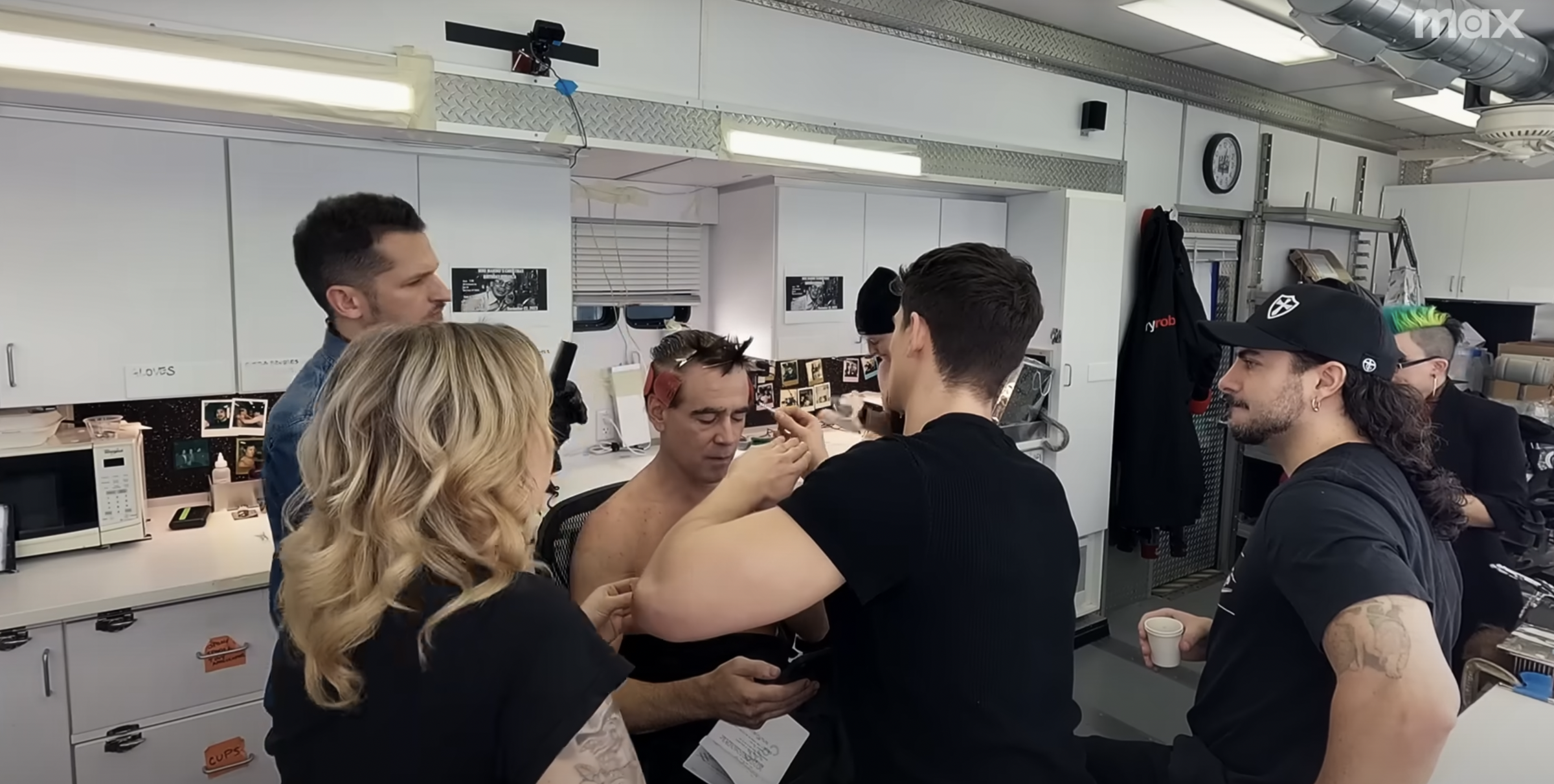Colin Farrell en plein maquillage pour « The Penguin », extrait d'une vidéo datée du 7 octobre 2024 | Source : YouTube/Max