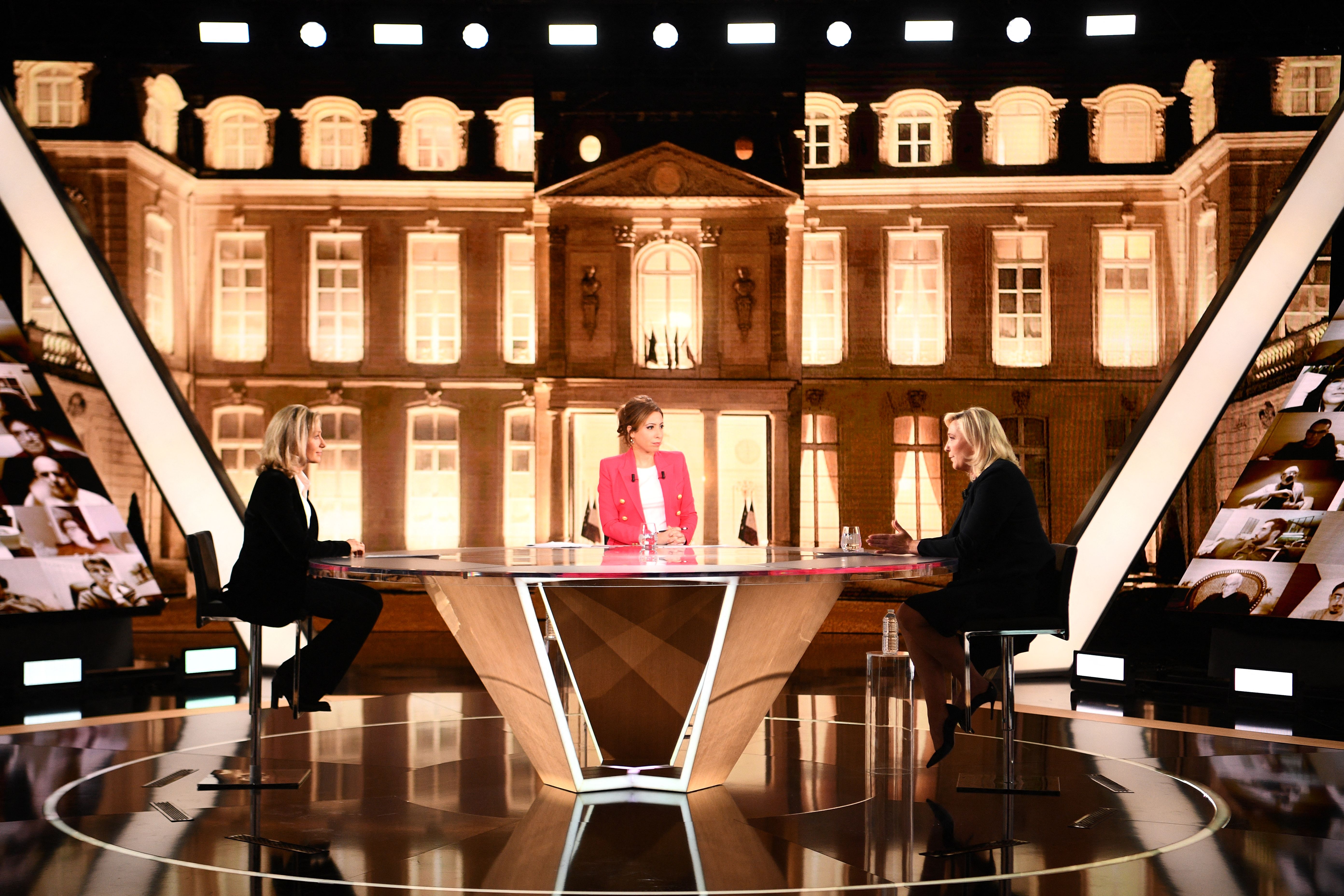La candidate du Rassemblement national (RN) à l'élection présidentielle, Marine Le Pen (à droite), s'entretient avec les présentatrices et journalistes françaises Anne-Sophie Lapix (à gauche) et Léa Salamé (au centre) lors de l'émission politique « Élysée 2022 » diffusée sur la chaîne France 2, à Saint-Denis, près de Paris, le 3 mars 2022 I Source : Getty Images