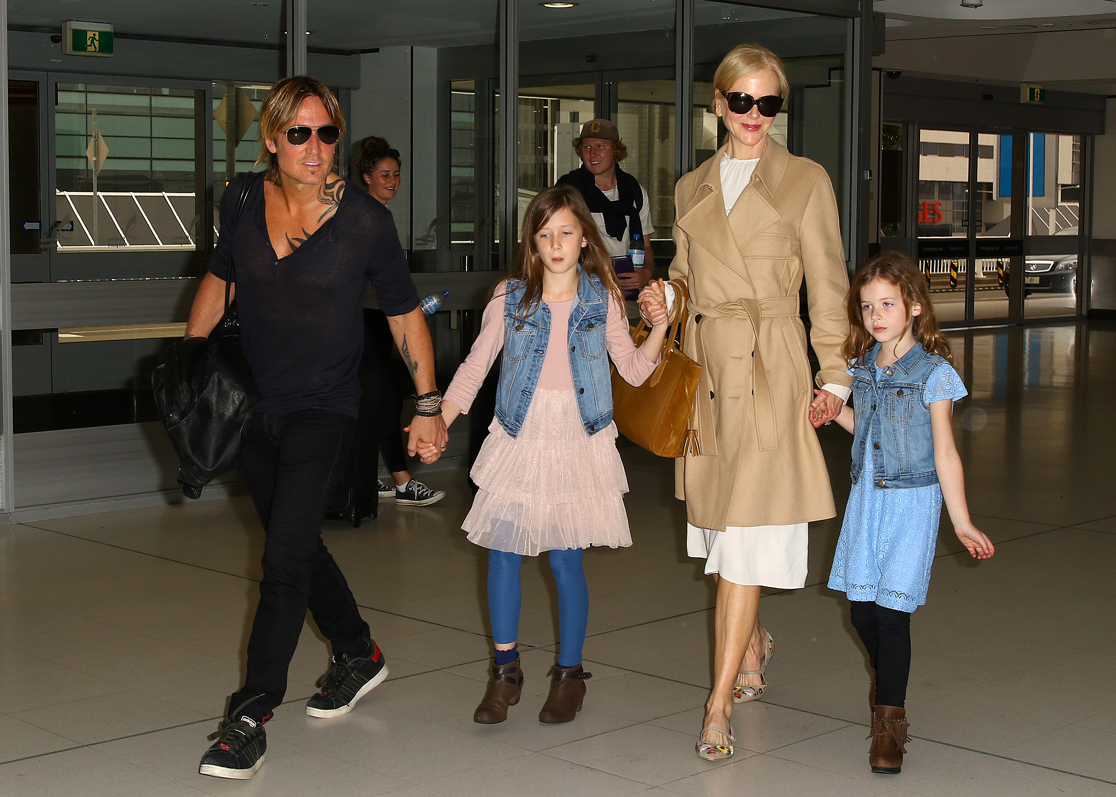 Keith Urban et Nicole Kidman aperçus à l'aéroport avec leurs filles, Sunday et Faith Kidman-Urban, à Sydney, en Australie, le 28 mars 2017. | Source : Getty Images