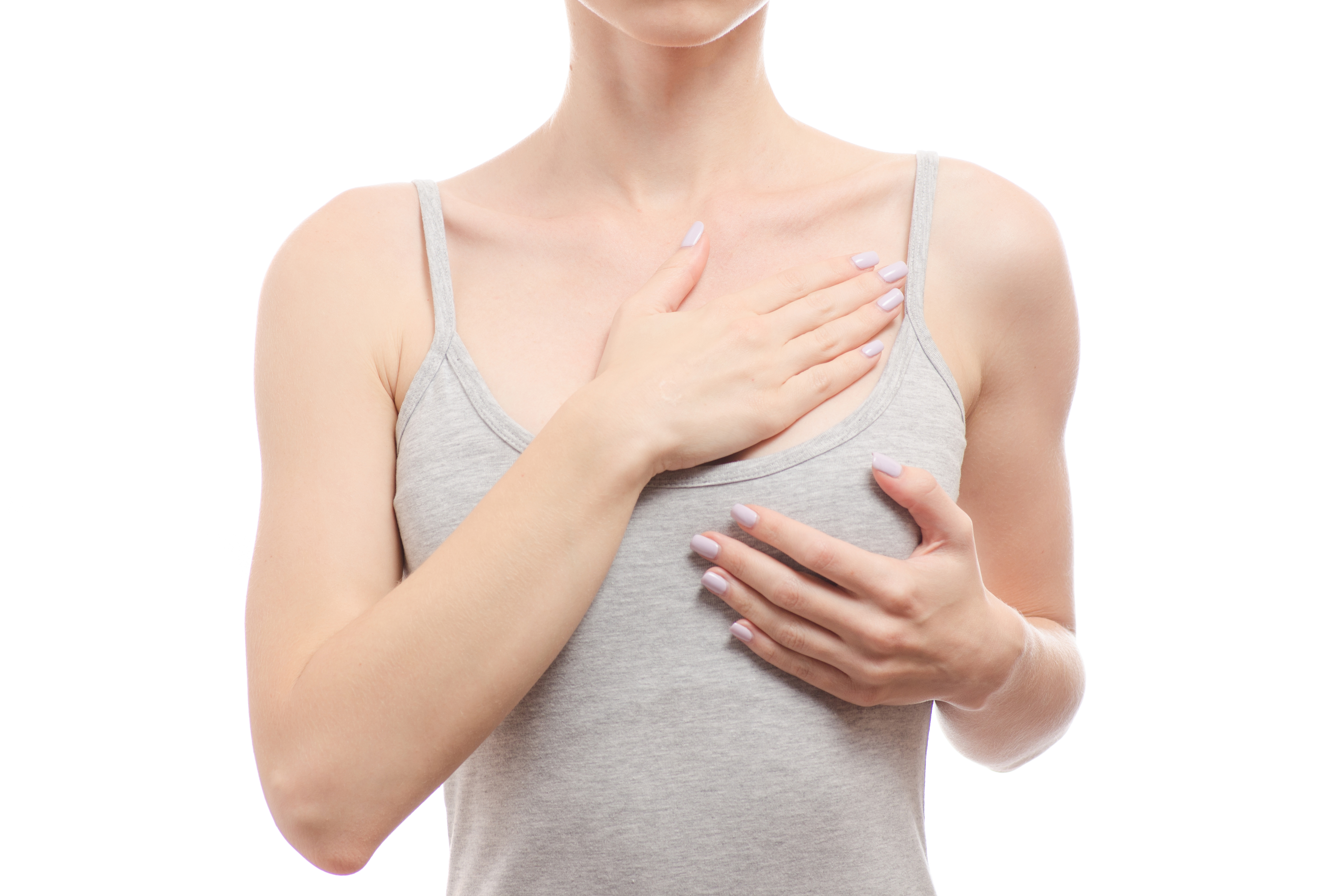 Une femme plaçant ses mains sur sa poitrine, représentant un concept de sensibilisation à la santé du sein | Source : Getty Images