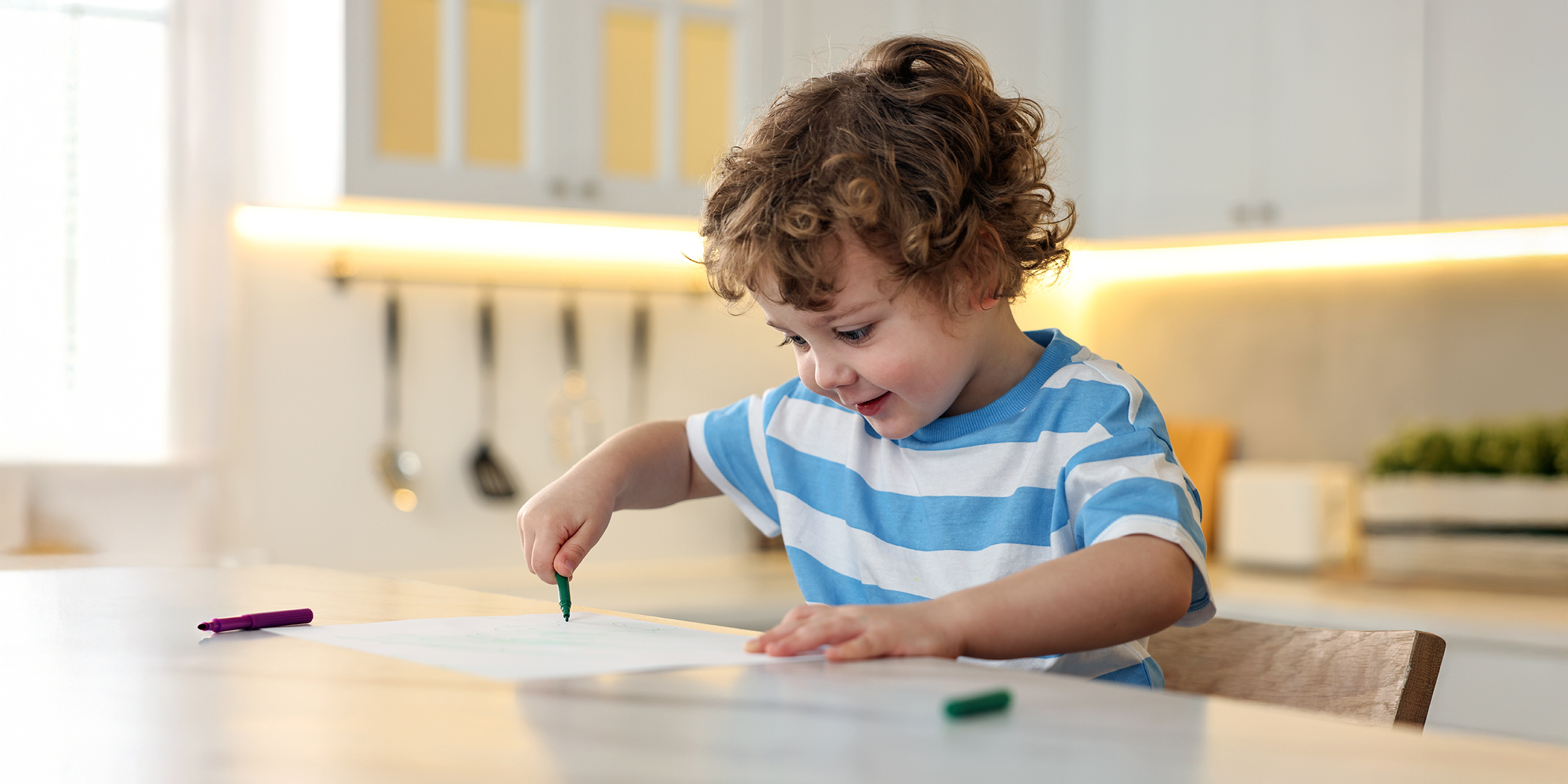 Un enfant en train de faire un dessin | Source : Shutterstock