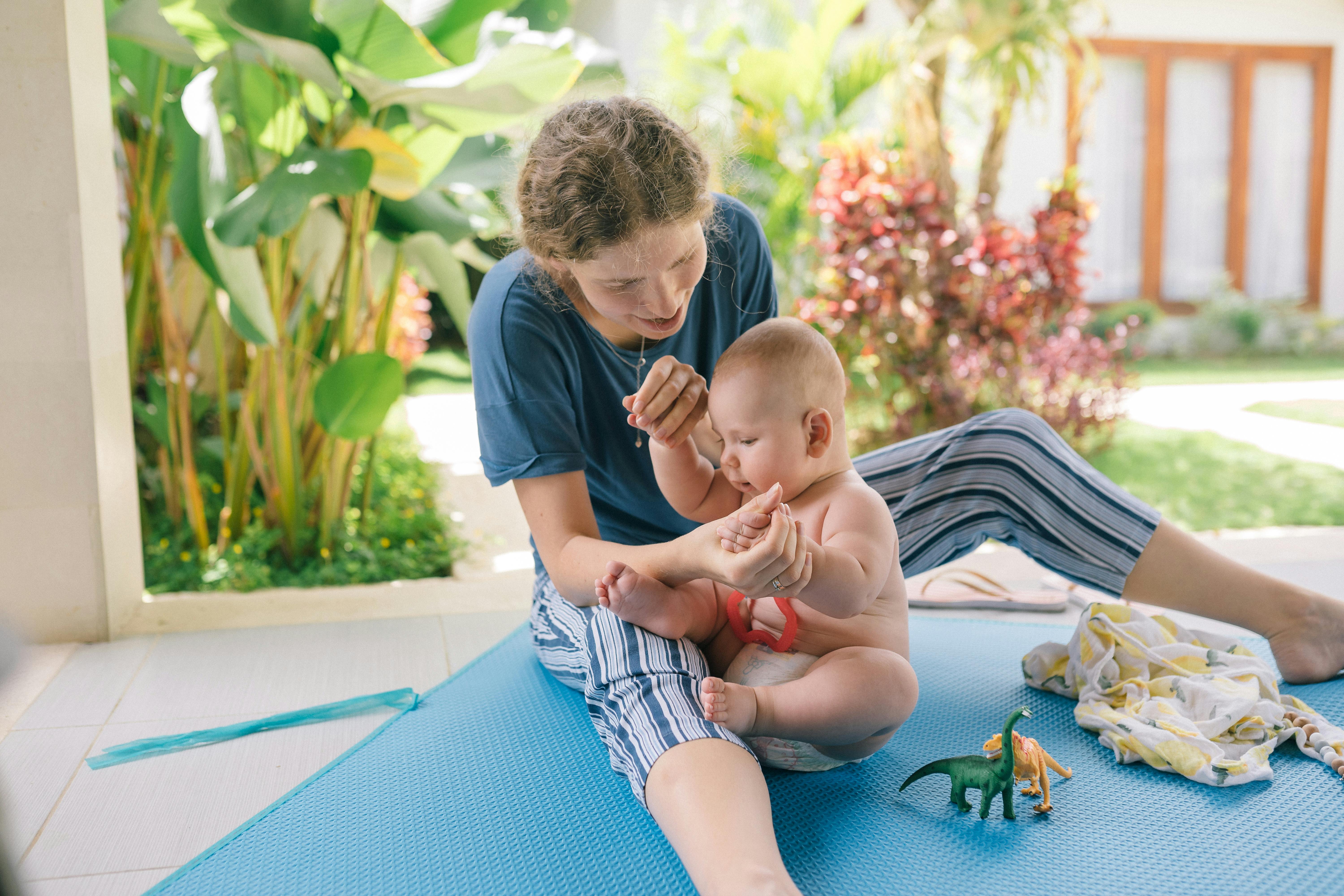 Une femme jouant avec son bébé | Source : Pexels