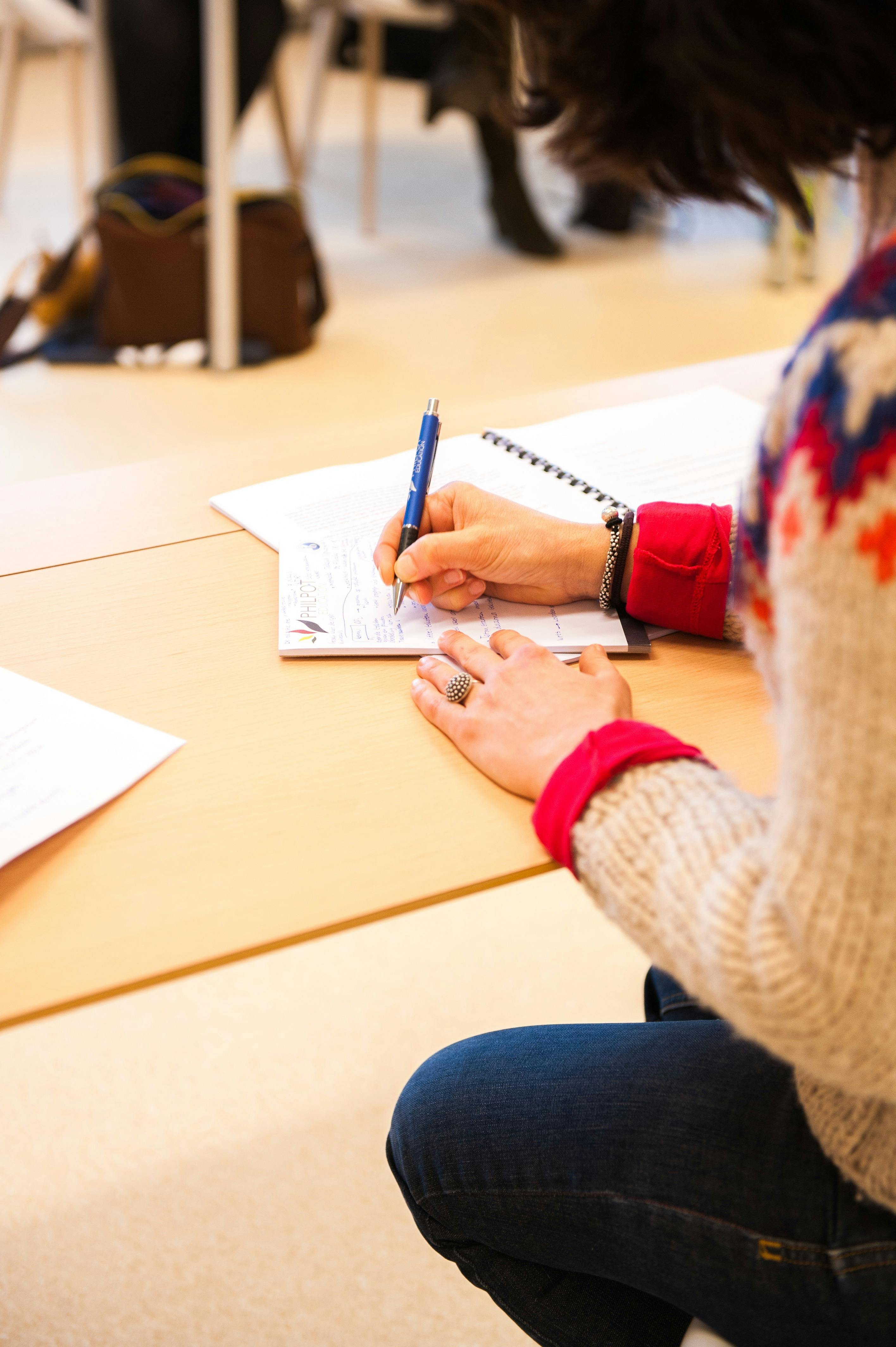 Femme écrivant une note | Source : Pexels