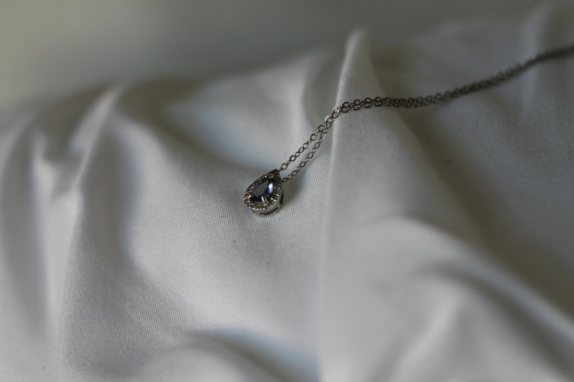 Un petit pendentif en diamant | Source : Unsplash