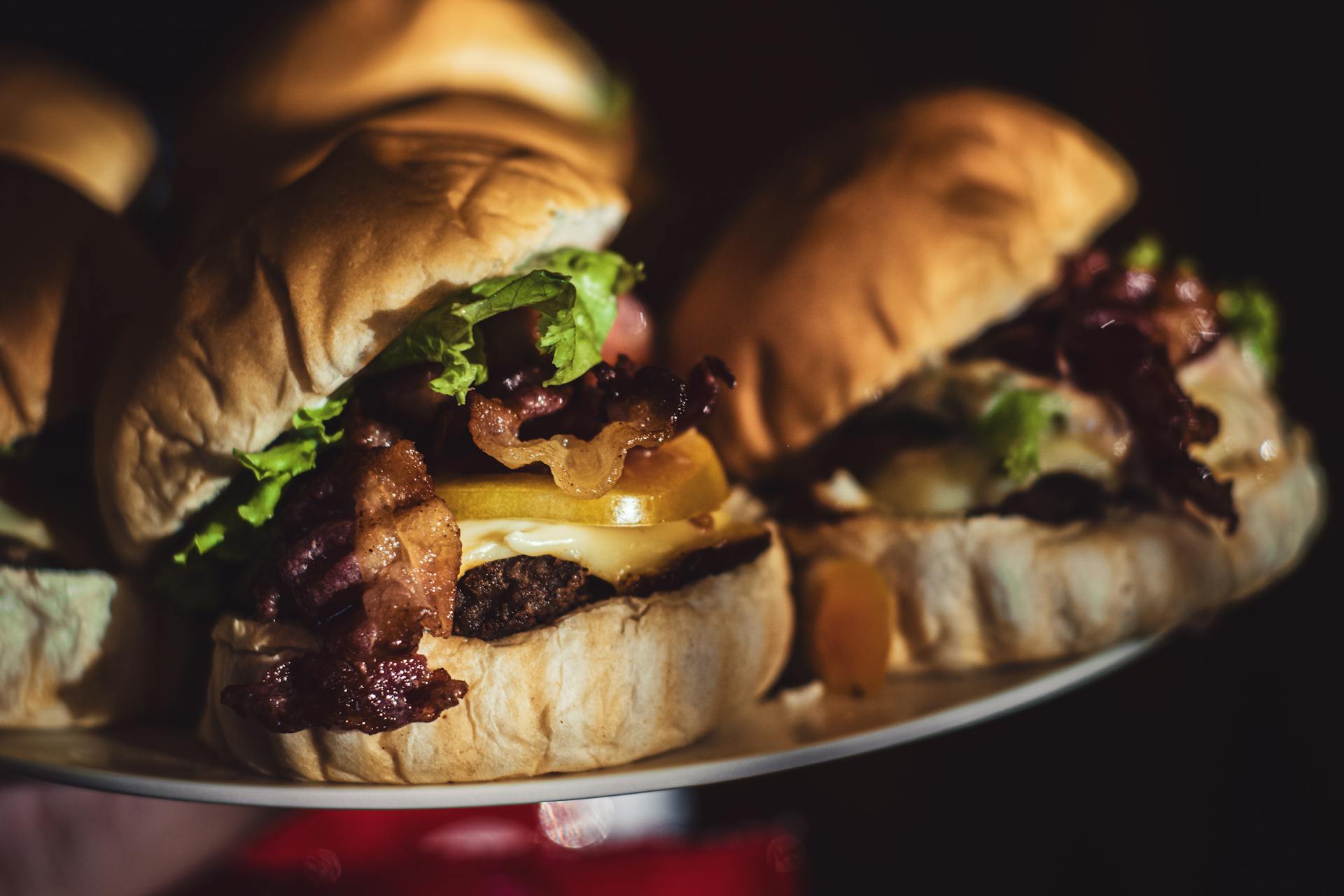Gros plan de hamburgers sur une assiette | Source : Pexels