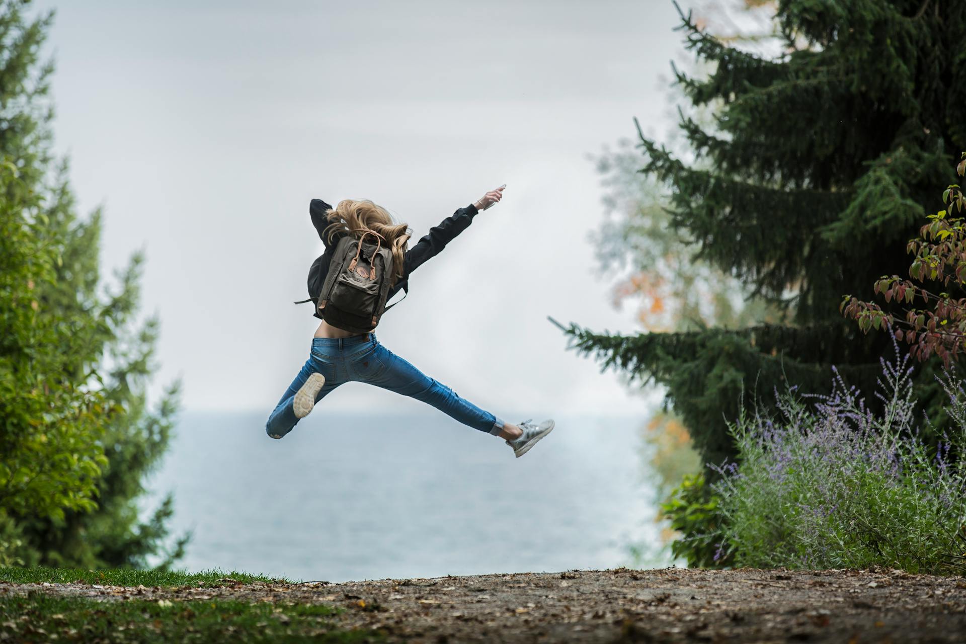 Une femme qui saute de joie | Source : Pexels