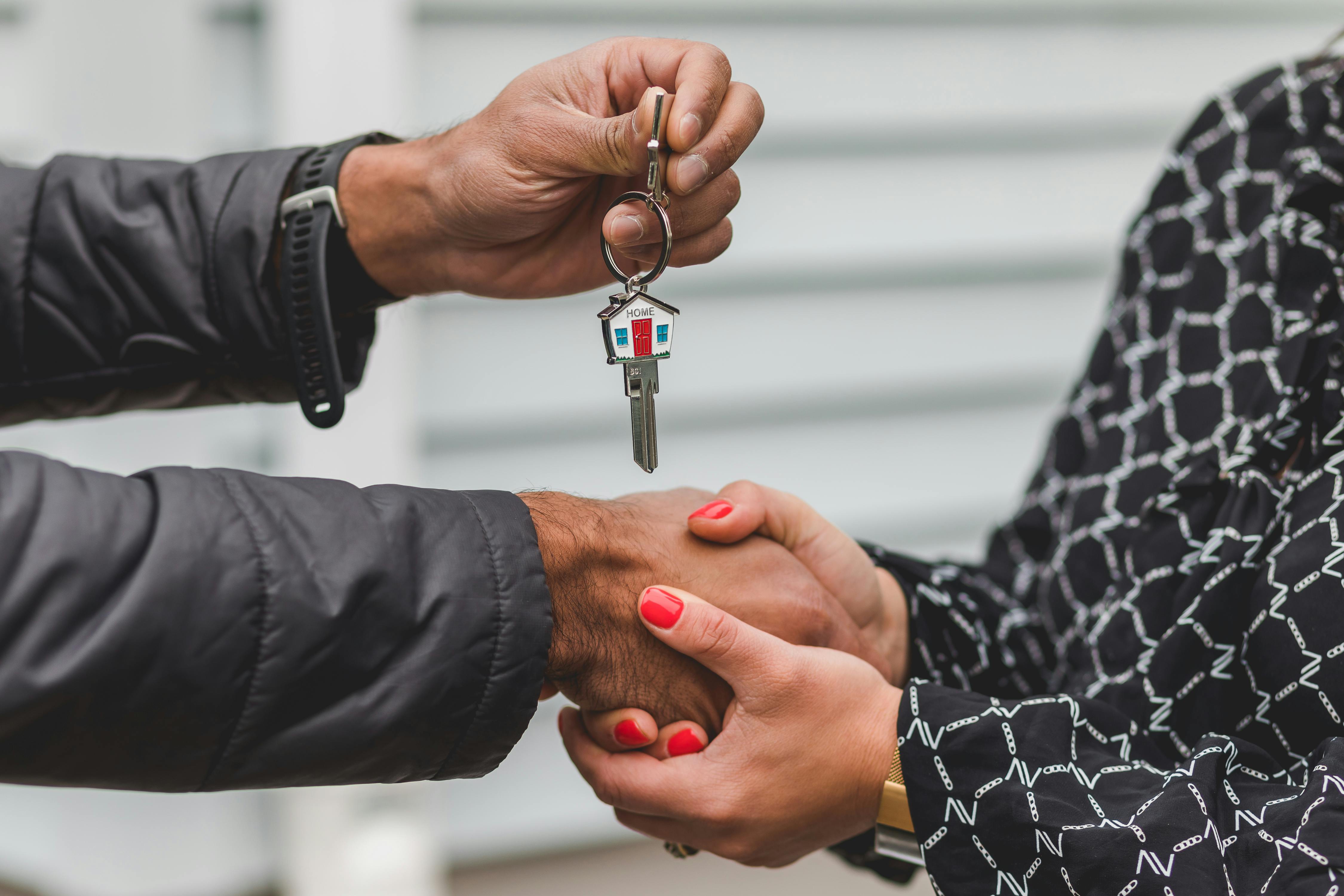 Des gens se tenant la main | Source : Pexels