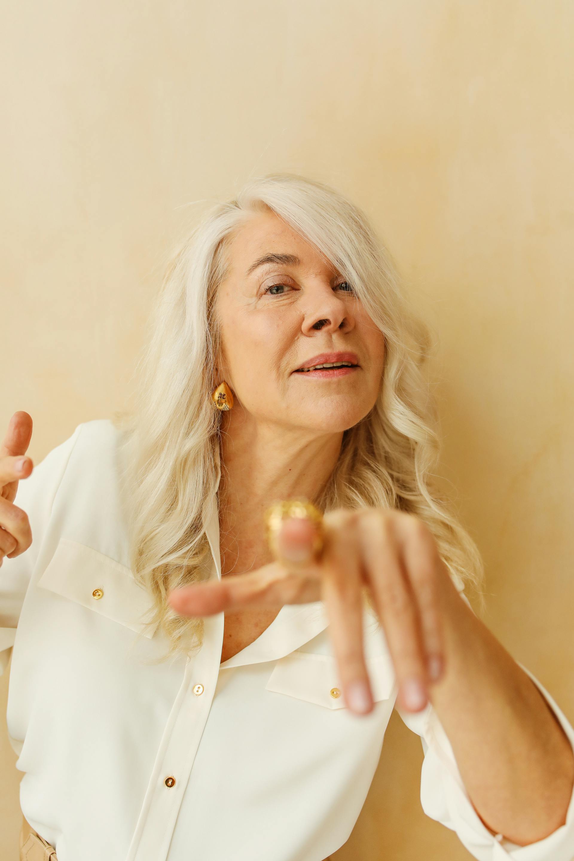 Une femme qui pointe son doigt vers quelqu'un | Source : Pexels