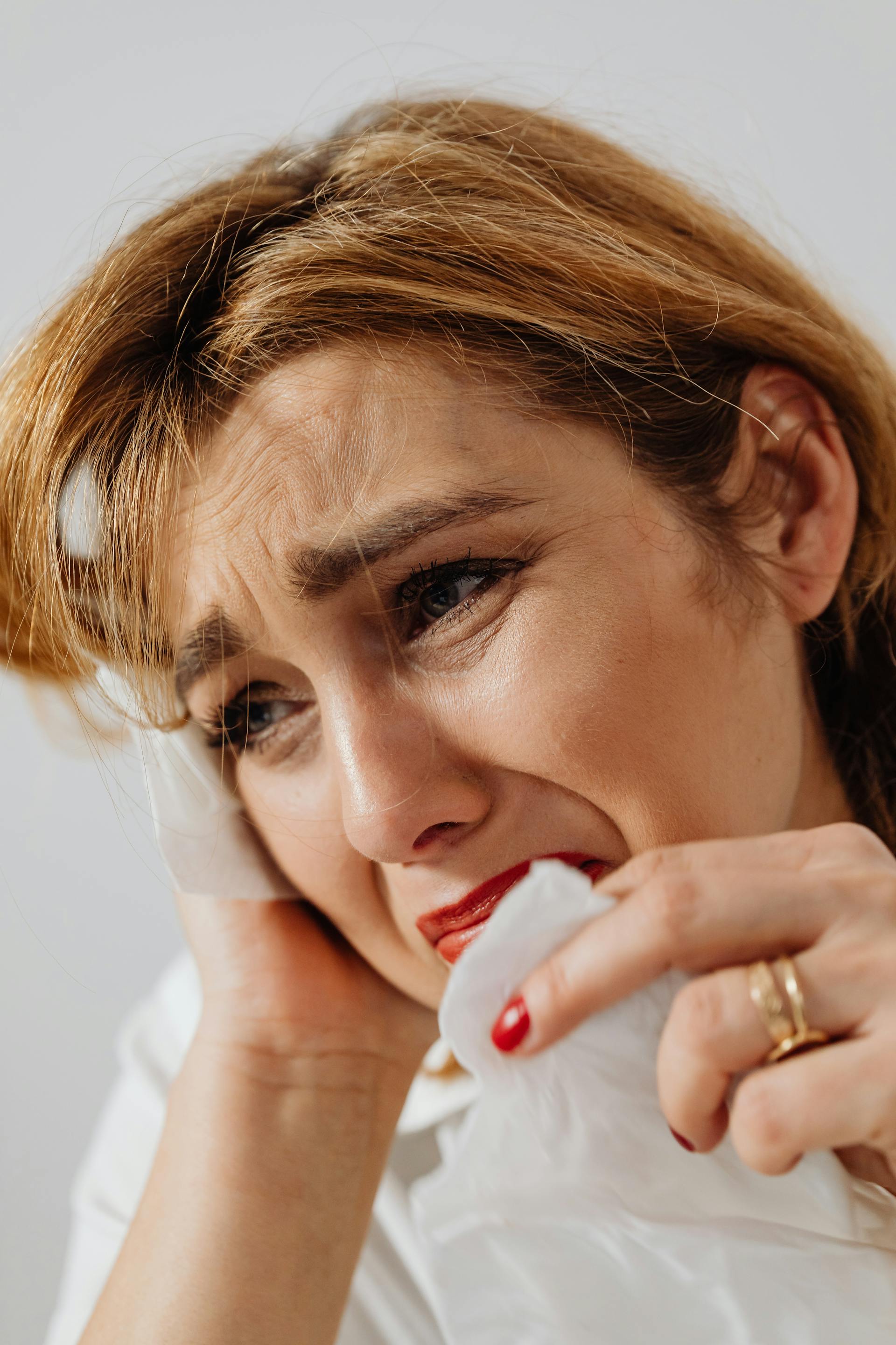 Gros plan sur une femme qui sanglote | Source : Pexels