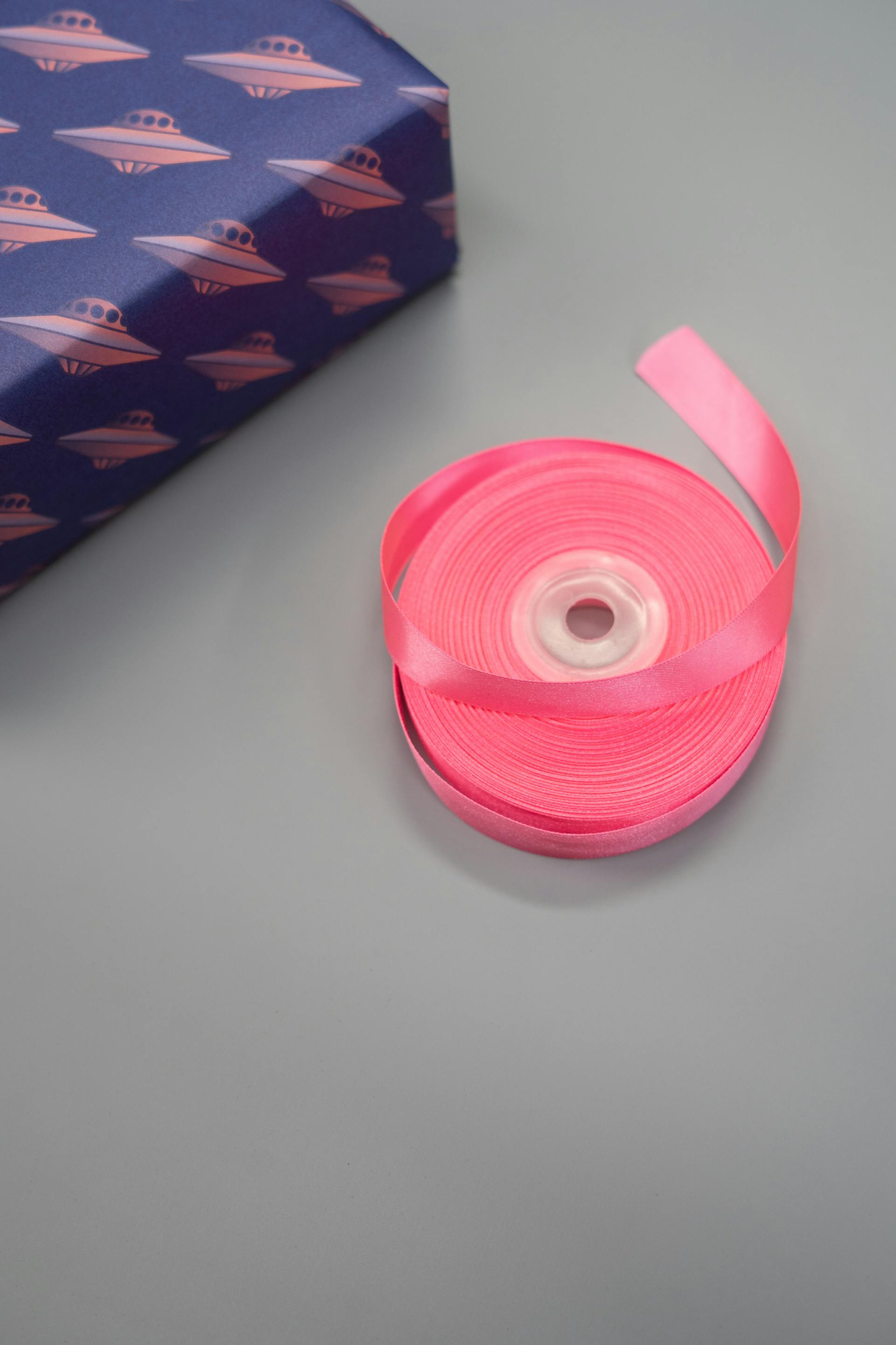 Ruban rose posé à côté d'un cadeau | Source : Pexels