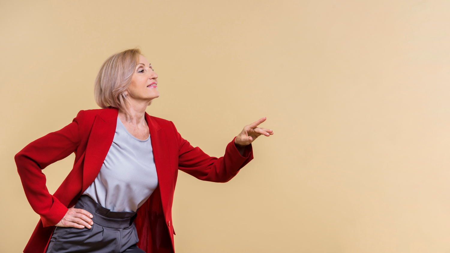 Une femme âgée qui pointe du doigt | Source : Freepik